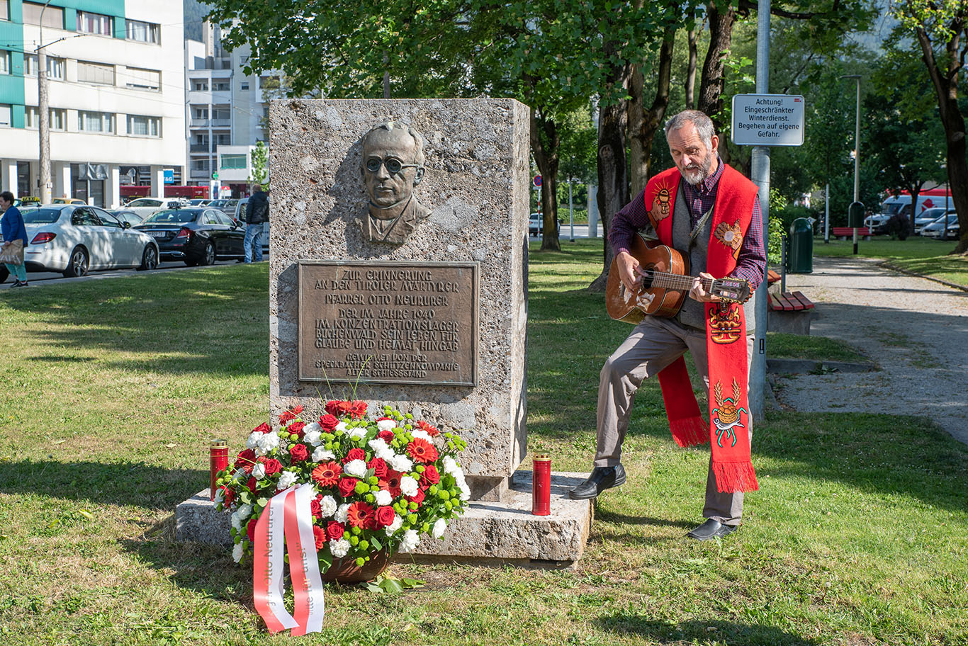 Am 30. Mai 2020 wurde am Denkmal von Pfarrer Otto Neururer im Olympiapark an Tod, Leben und Wirken des 1996 selig gesprochenen ehemaligen Pfarrers von Götzens mit einer feierlichen Kranzniederlegung gedacht.

"Ein Vorbild an Menschlichkeit", war laut Bürgermeister Georg Willi Otto Neururer: "Jemand von dem wir Nächstenliebe und Zivilcourage lernen können. Das ist auch heute wichtig: Nicht einfach mit dem Strom zu schwimmen, sondern zu seiner Verantwortung als Mensch, gegenüber seinen Mitmenschen, gegenüber der Menschheit zu stehen und diese auch von seinen Mitmenschen einzufordern."

Pfarrökonom Dr. Lorand Verres, Bürgermeister Georg Willi, GR Christoph Kaufmann und Pfarrer Andreas Tausch erinnerten am 80. Todestag Neururers gemeinsam mit  VertreterInnen der Vereine und Institutionen im Olympischen Dorf (VNO) an diese "Lichtgestalt in düsterer Zeit".