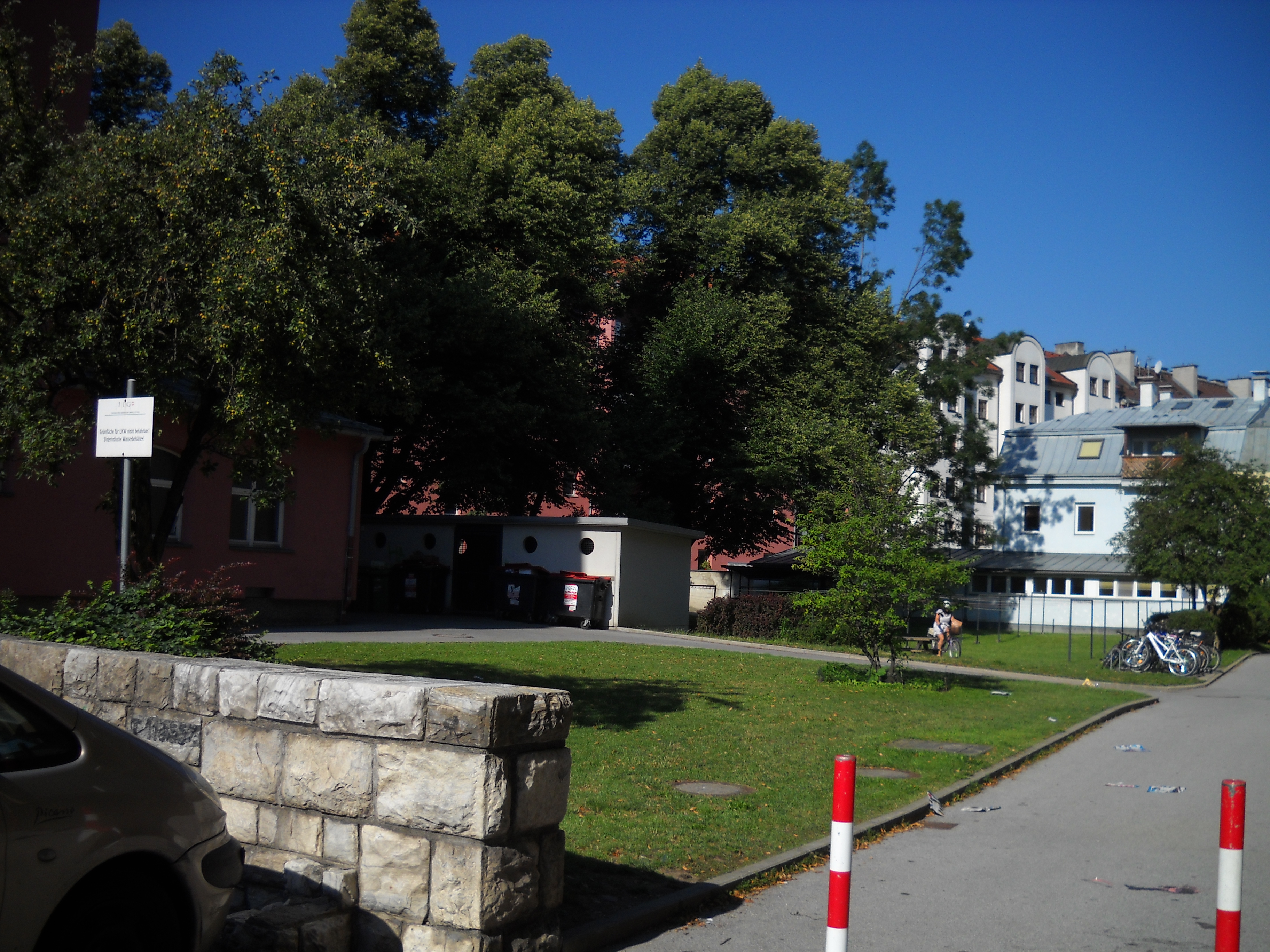In der Speckbacherstraße befindet sich ein vollständig intakter Löschwasserbehälter. Die Tafel (links im Bild) weist darauf hin.