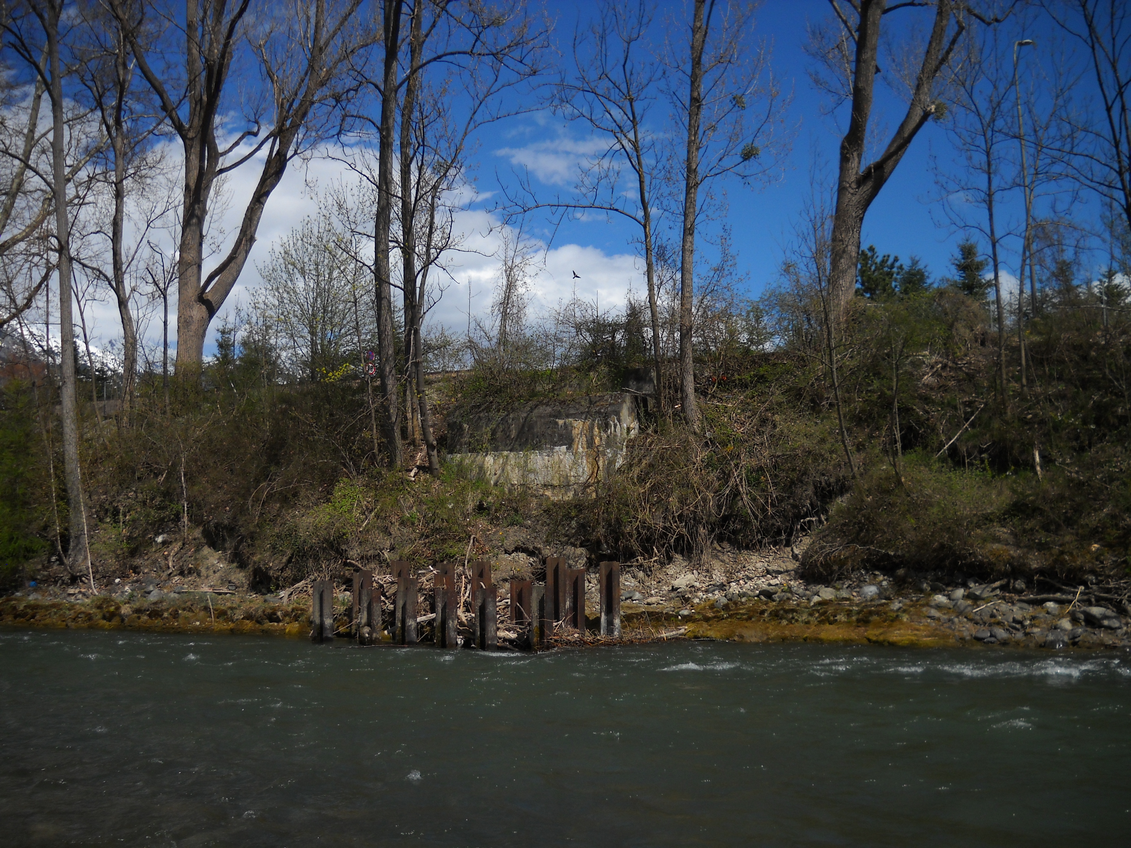Der Sockel der ehemaligen Umfahrungsbahn am östlichen Sillufer.