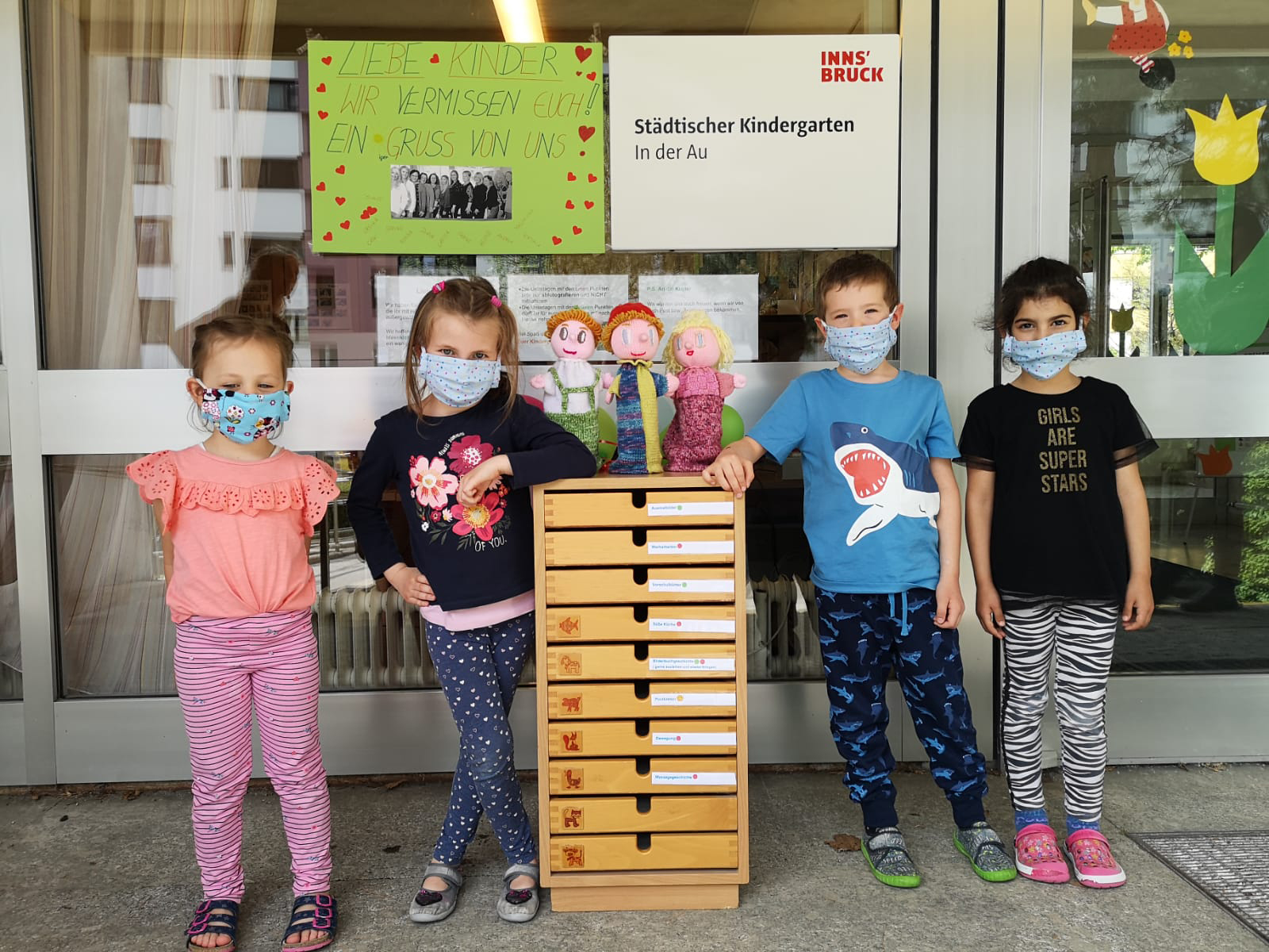 Der Kindergarten In der Au stellte Eltern und Kindern 
eine bunte Ideenkiste bereit, gefüllt mit Ausmalbildern, Spielen, Büchern und Werkanleitungen für zu Hause.