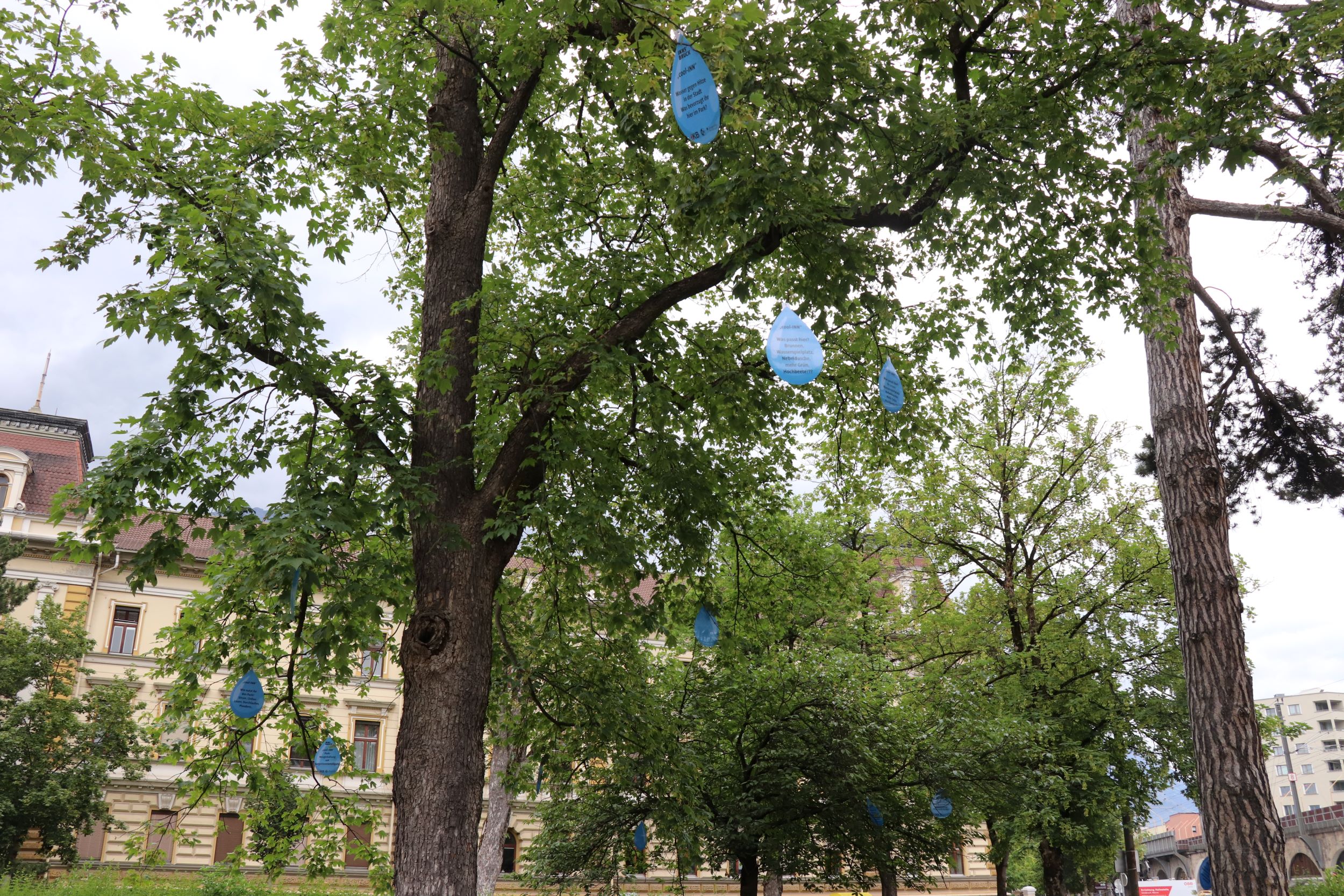Große Wassertropfen im Park machen auf das Projekt aufmerksam.