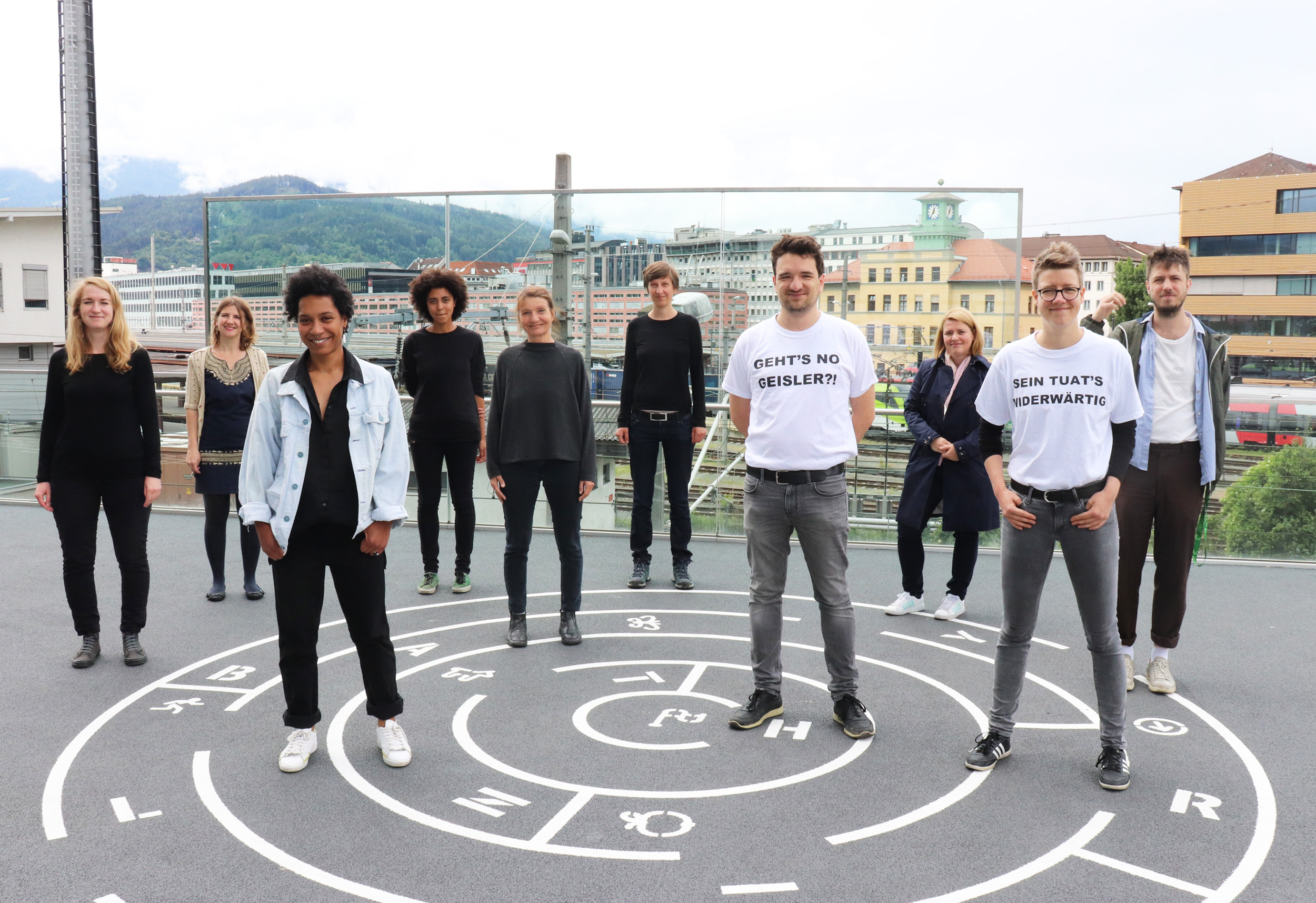 Experimentelle Projekte und neue Impulse: Vizebürgermeisterin Uschi Schwarzl (Mitte) und Denise Teutsch-Zumtobel vom Kulturamt (3. von rechts) mit den PreisträgerInnen der stadt_potenziale 2020.