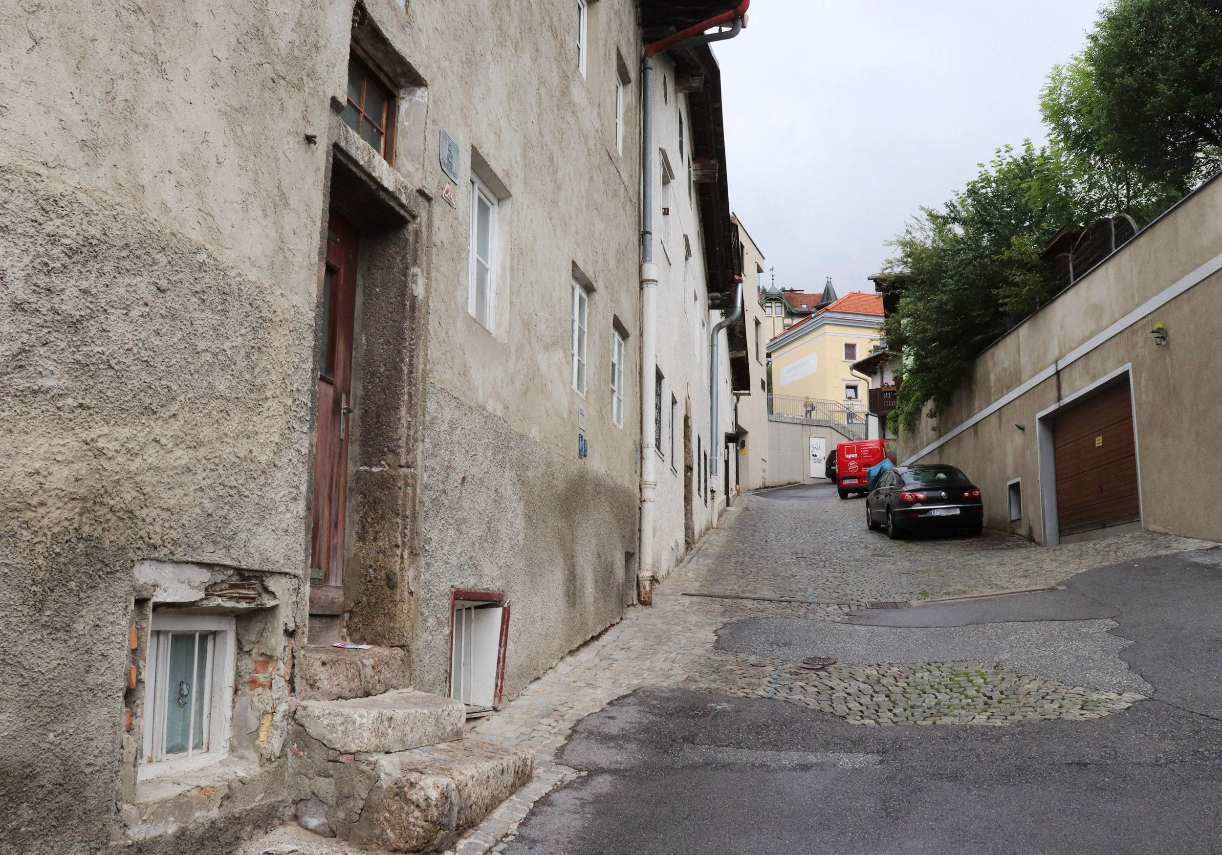 Die Bäckerbühelgasse in St. Nikolaus heute, rund 40 Jahre nach der Zeit der GastarbeiterInnen in den 1960er- und 1970er-Jahren.