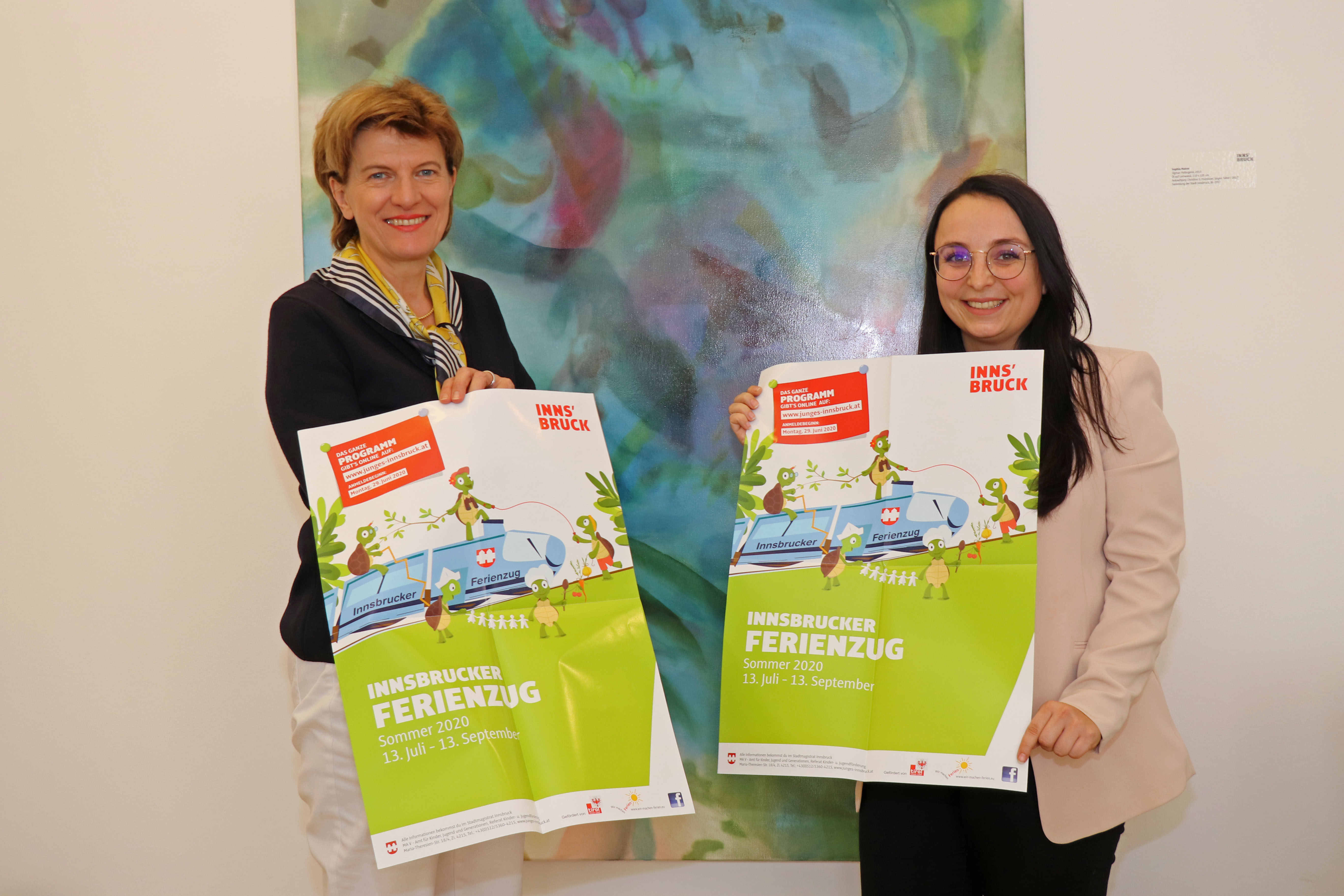 Präsentierten das Programm des Sommerferienzuges 2020, das ab Montag, 22. Juni, online auf www.junges-innsbruck.at abrufbar ist: Stadträtin Christine Oppitz-Plörer und Sarah Stix (Referat „Kinder- und Jugendförderung“, re.).
