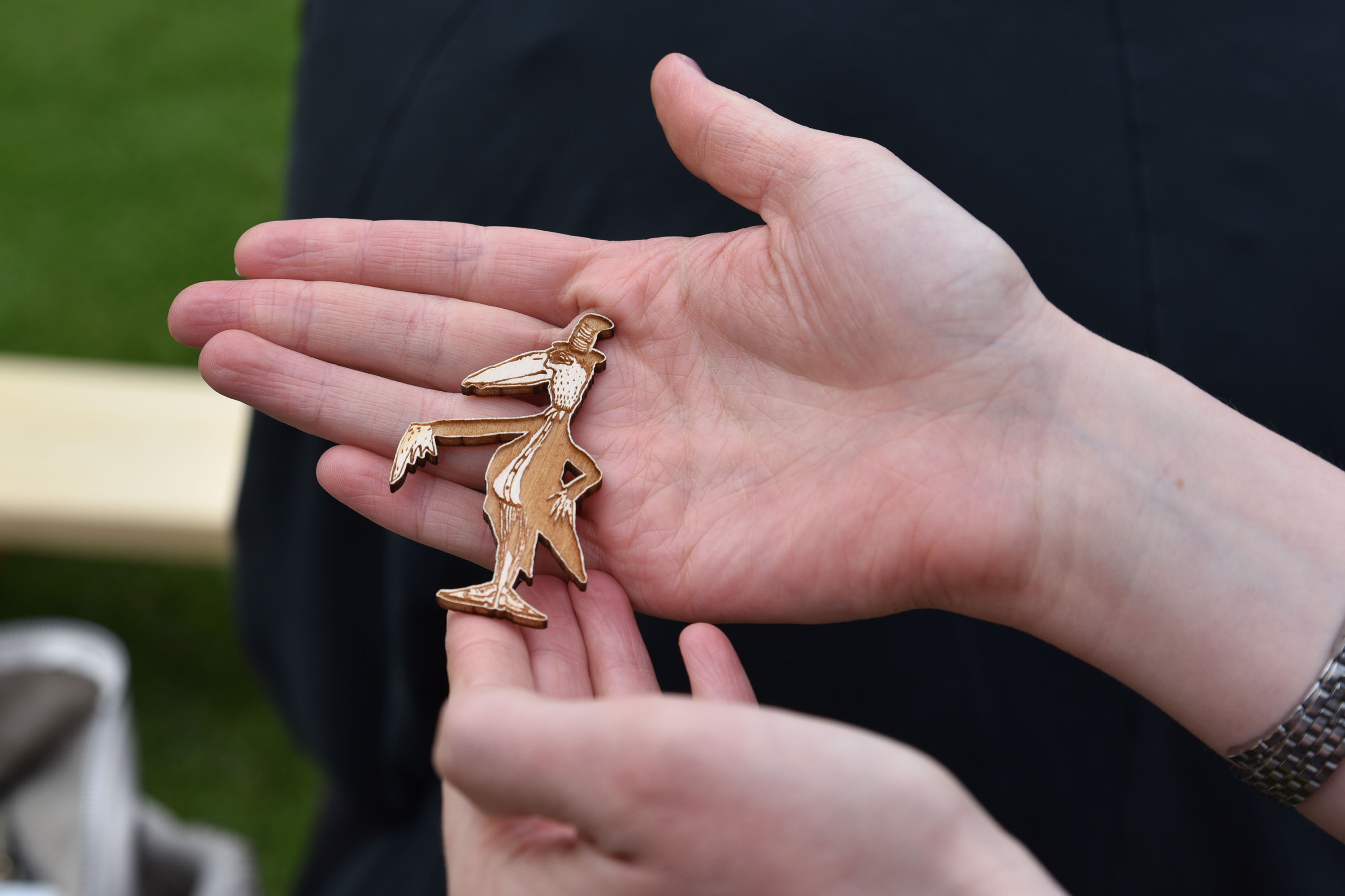 Schon bei der Ankündigung des neuen Festivals "Krapoldi im Park" gab es viele fröhliche Gesichter. 
Vom 25. bis 29. August 2020 steht der Rapoldipark ganz im Zeichen von Straßenkunst, Clownerie und Neuem Zirkus. Das als Green Event Tirol zertifizierte Festival wird sicher viele Besucherinnen zum Staunen und Lachen bringen. Der schräge Vogel "Krapoldi" bringt aber nicht nur ArtistInnen und Clowns nach Innsbruck, eine ökologische Erlebnismeile soll auch an zwei Tagen über Umweltthemen informieren.
Tickets für die Aufführungen im Zirkuszelt sind ab Juli über www.krapoldi.at erhältlich. 
Alle anderen Attraktionen im Park sind kostenlos.