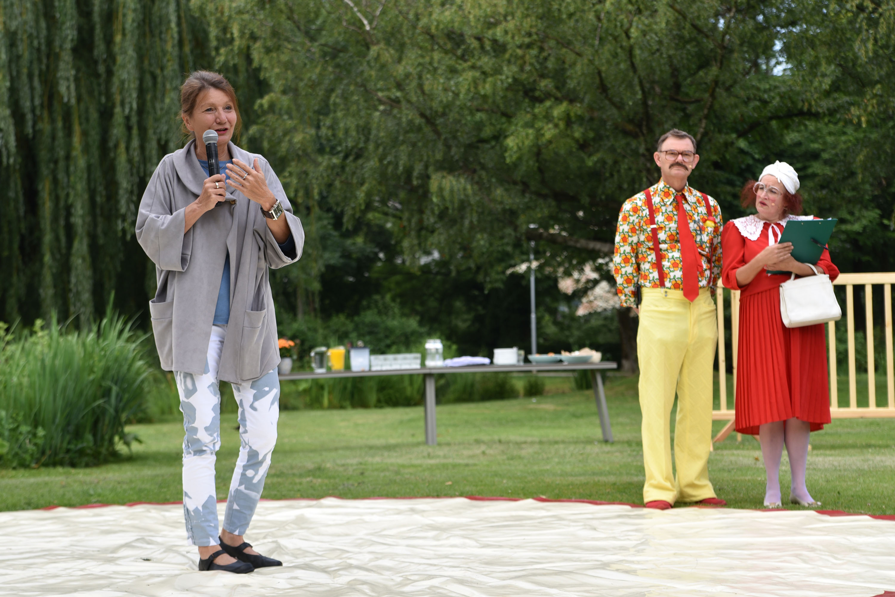 Schon bei der Ankündigung des neuen Festivals "Krapoldi im Park" gab es viele fröhliche Gesichter. 
Vom 25. bis 29. August 2020 steht der Rapoldipark ganz im Zeichen von Straßenkunst, Clownerie und Neuem Zirkus. Das als Green Event Tirol zertifizierte Festival wird sicher viele Besucherinnen zum Staunen und Lachen bringen. Der schräge Vogel "Krapoldi" bringt aber nicht nur ArtistInnen und Clowns nach Innsbruck, eine ökologische Erlebnismeile soll auch an zwei Tagen über Umweltthemen informieren.
Tickets für die Aufführungen im Zirkuszelt sind ab Juli über www.krapoldi.at erhältlich. 
Alle anderen Attraktionen im Park sind kostenlos.