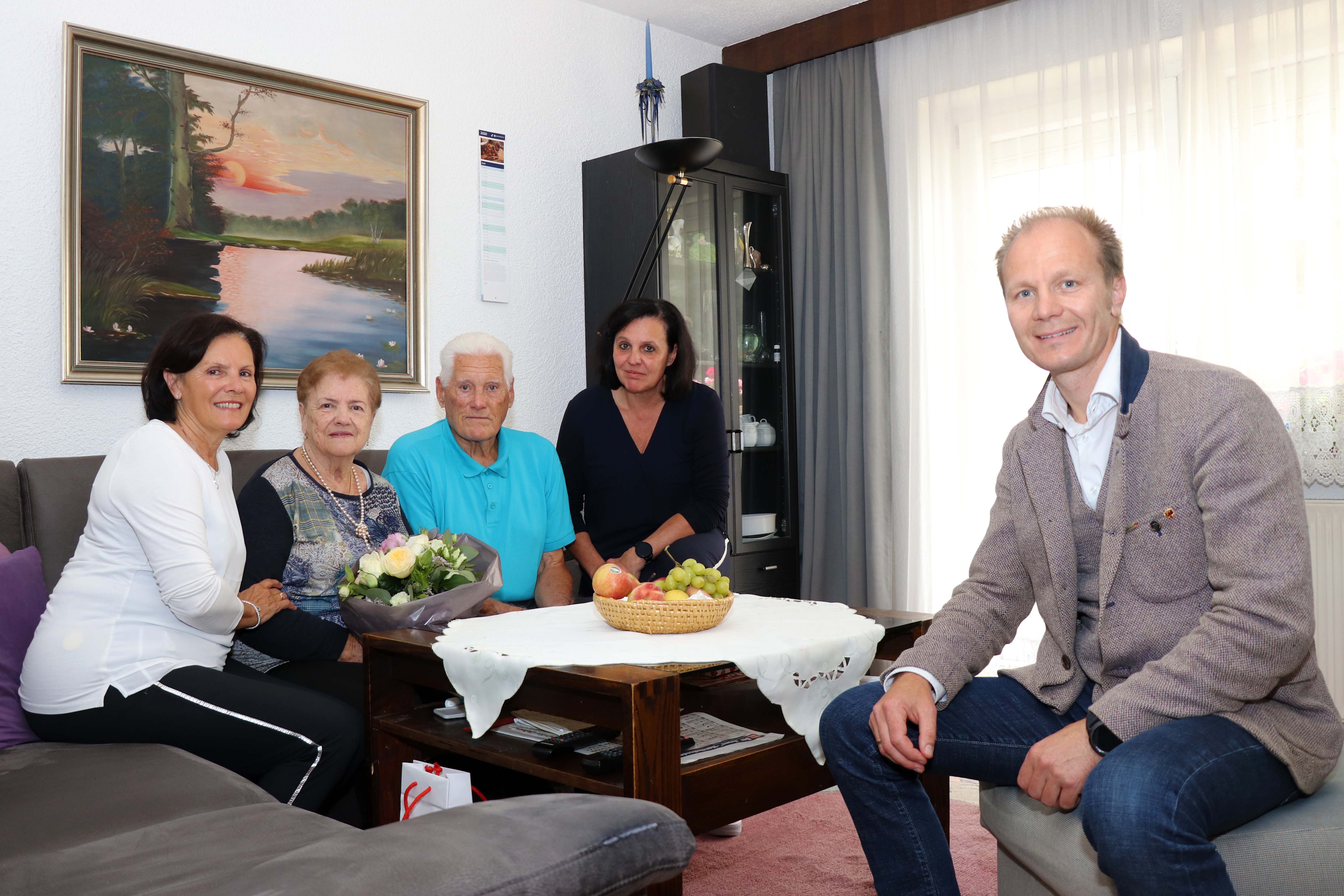 Helga und Karl Siess blickten gemeinsam mit ihren Töchtern beim Besuch von Vizebürgermeister Johannes Anzengruber auf 65 Ehejahre zurück.