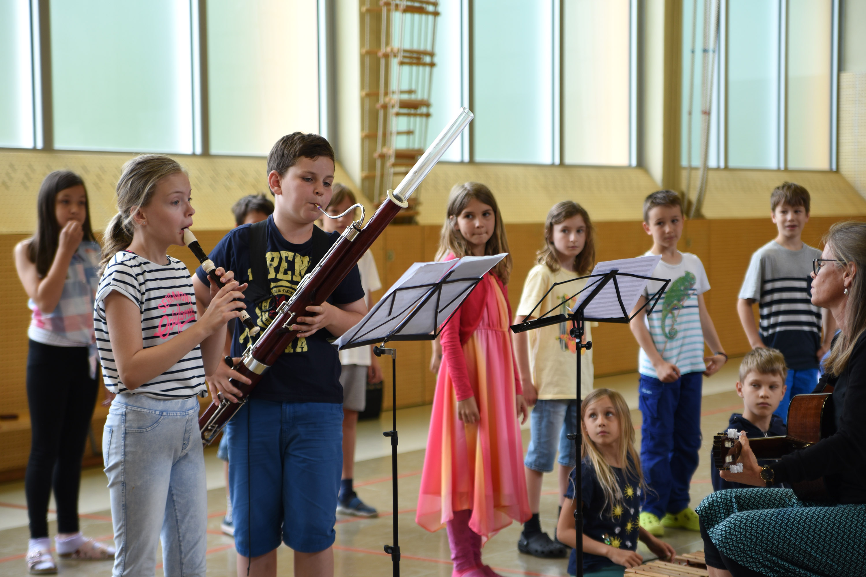 Bürgermeister Georg Willi schwelgte bei seinem Besuch in der Volksschule Allerheiligen in Erinnerungen. War es doch seine Zeit als ABC-Schütze in dieser Schule, die in ihm die Liebe zum Geschichten erzählen geweckt hat. Die Kinder freuten sich daher nicht nur über Nöstlingers "Angstbauchweh", eine ihrer "Geschichten vom Franz", und Heidi Trpaks Einblicke in das Leben des Schnupfenvirus Willi, sondern auch über Anekdoten aus Bürgermeister Willis Schulzeit. 
Ein besonderer Höhepunkt waren die Gesangseinlagen des Chores der vierten Klasse, die es genossen endlich wieder einmal vor Publikum aufzutreten.