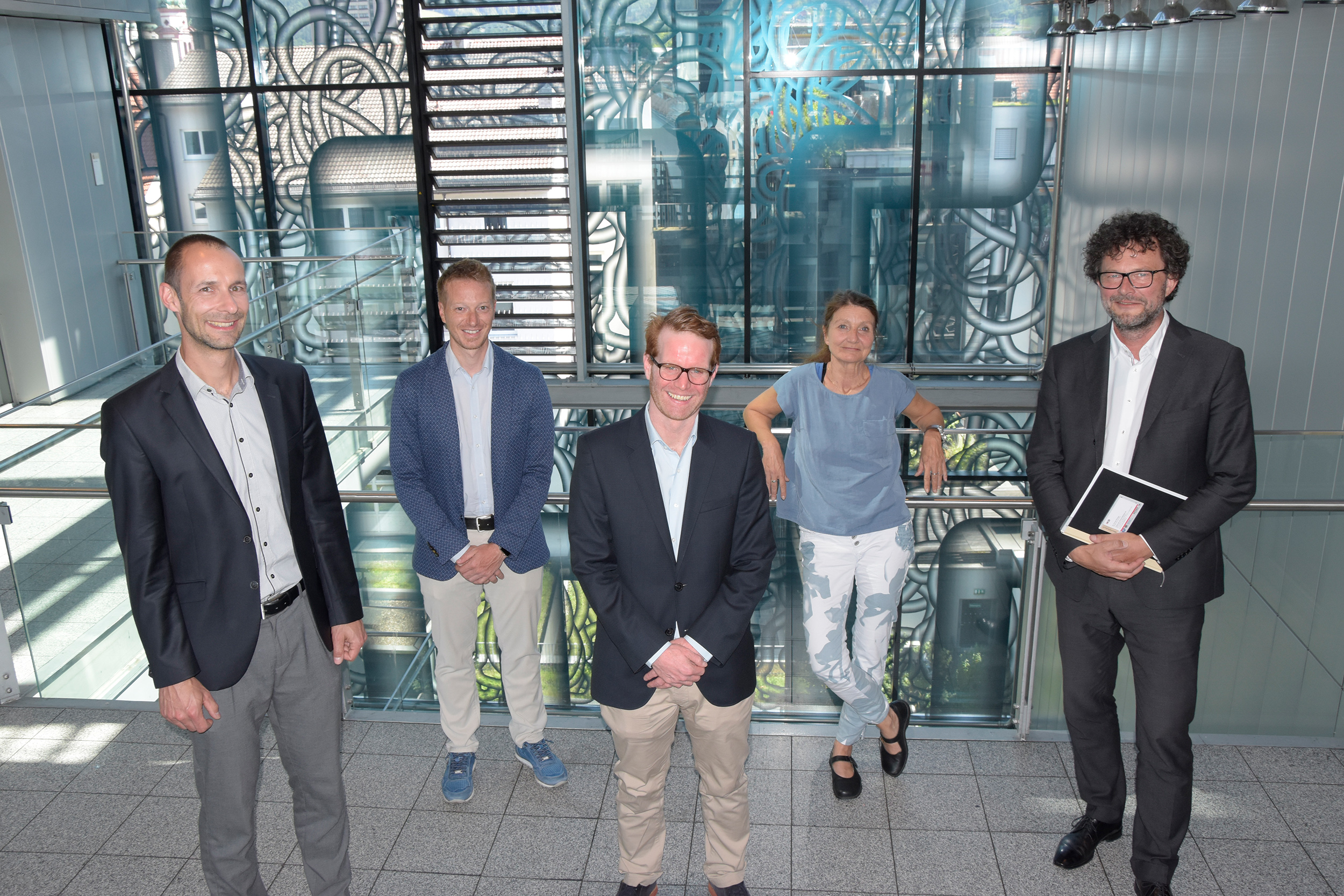 Klaus Kleewein (M.) arbeitet seit Mitte Mai in der neuen Geschäftsstelle. In der Steuerungsgruppe bespricht er regelmäßig mit Georg Preyer (IIG-Geschäftsbereichsleiter Technik) und Prozesskoordinator Stefan Pirchmoser (IKB), Vizebürgermeisterin Uschi Schwarzl, IKB-Vorstand Thomas Pühringer (v. l.) sowie IVBGeschäftsführer Martin Baltes (nicht im Bild) die Entwicklungen der Smart City Innsbruck.