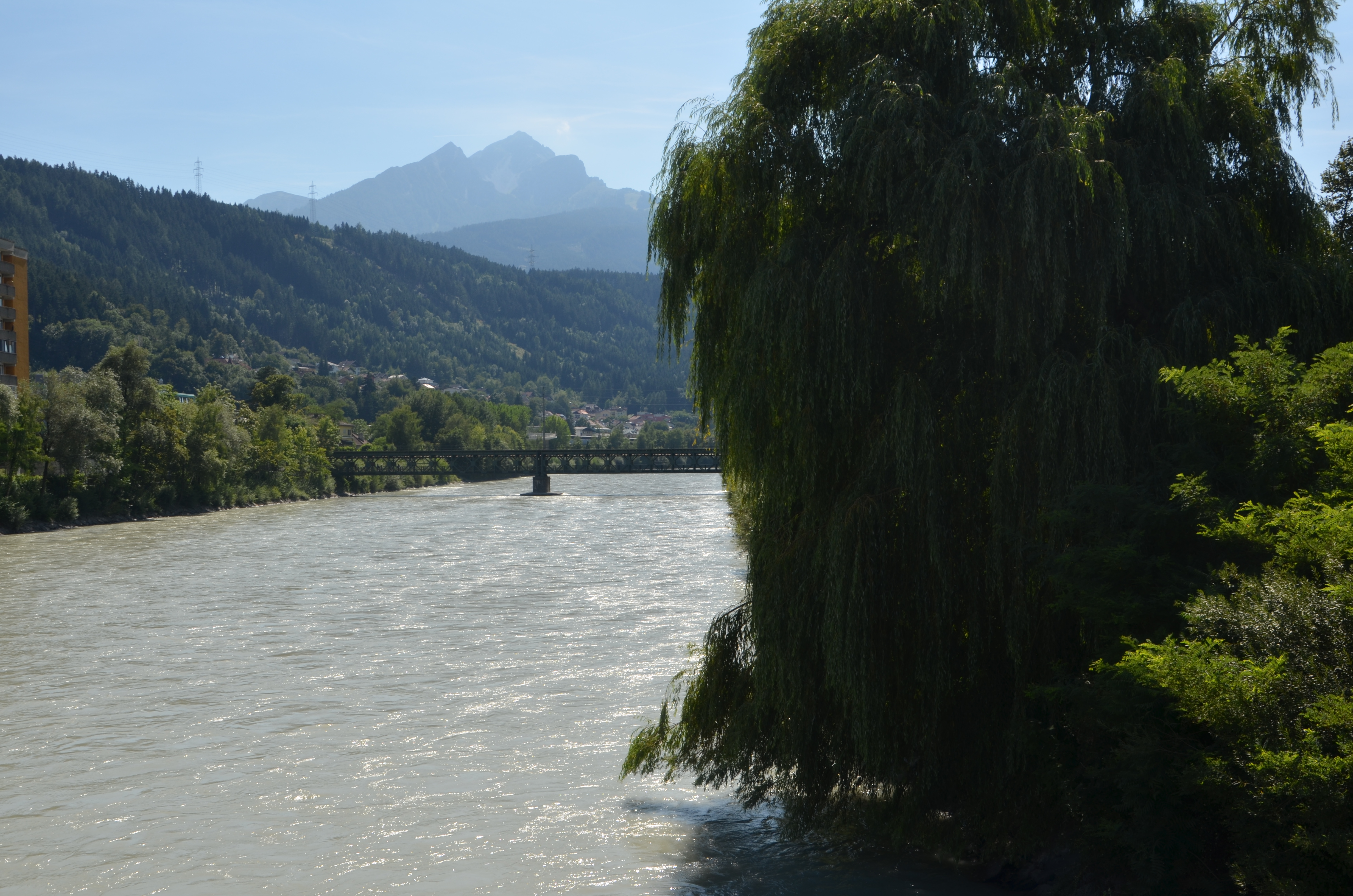 Innradwegsperre am Südufer: Radfahrende und FußgängerInnen können über die Karwendel Brücke ausweichen.