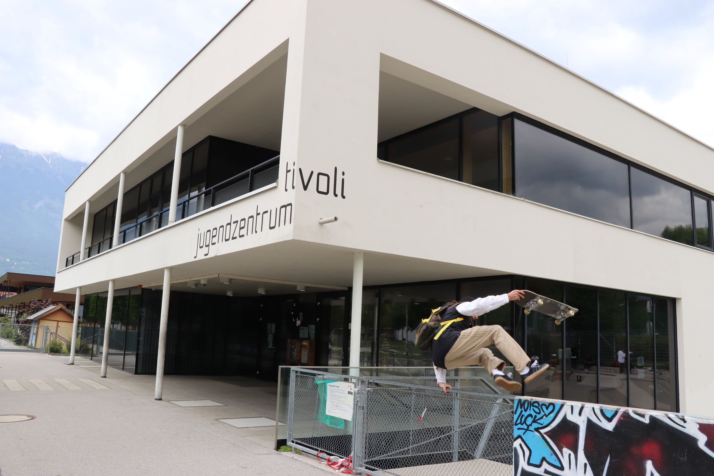 Auf ins JuZe: Das Jugendzentrum Tivoli steht als eines der insgesamt elf OJA-Jugendzentren in Innsbruck mit erweiterten Öffnungszeiten auch im Sommer als Treffpunkt zur Verfügung.