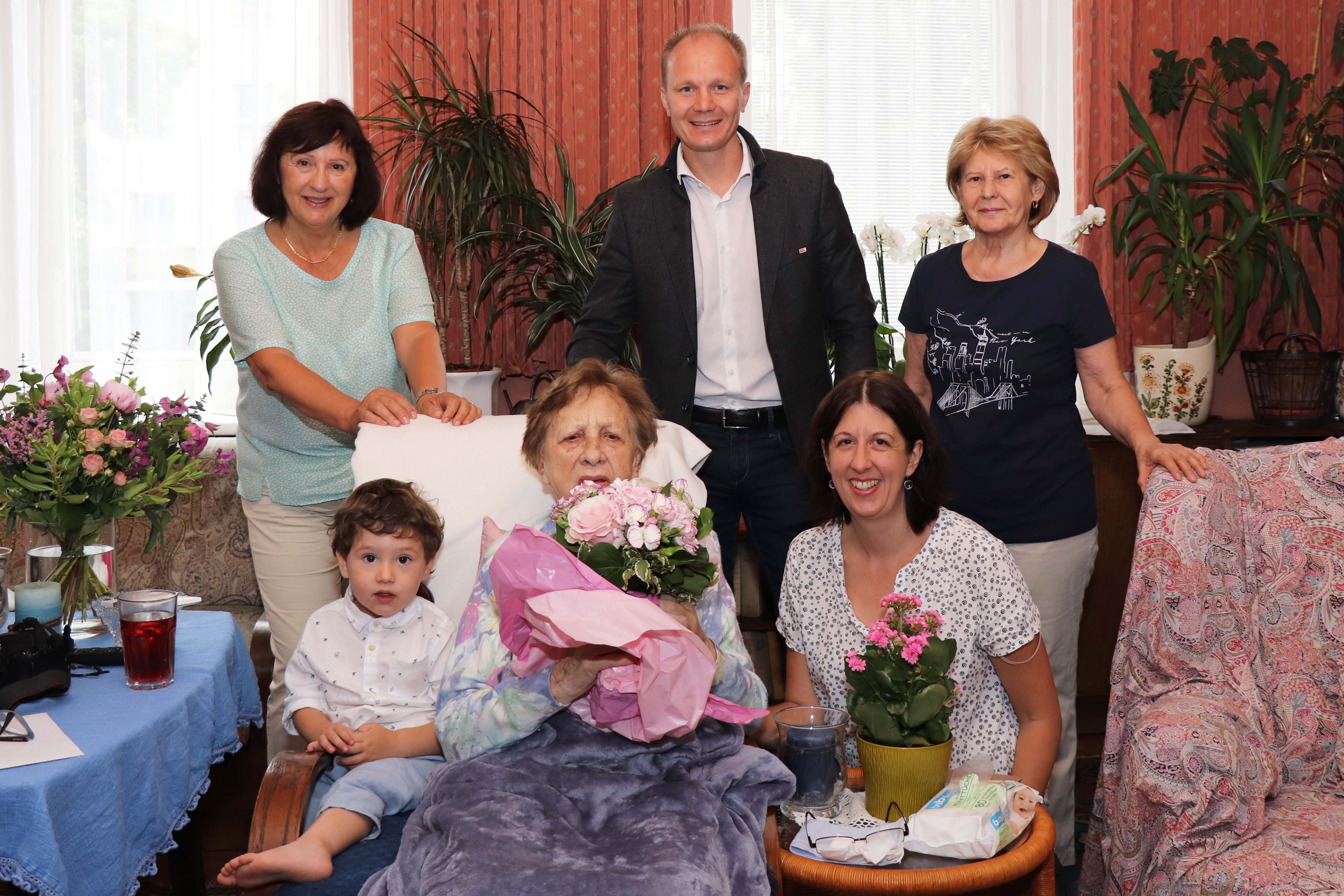 Einen bunten Blumenstrauß überreichte Vizebürgermeister Johannes Anzengruber der nun 101-jährigen Heriberta Scheibl zum Geburtstag.
