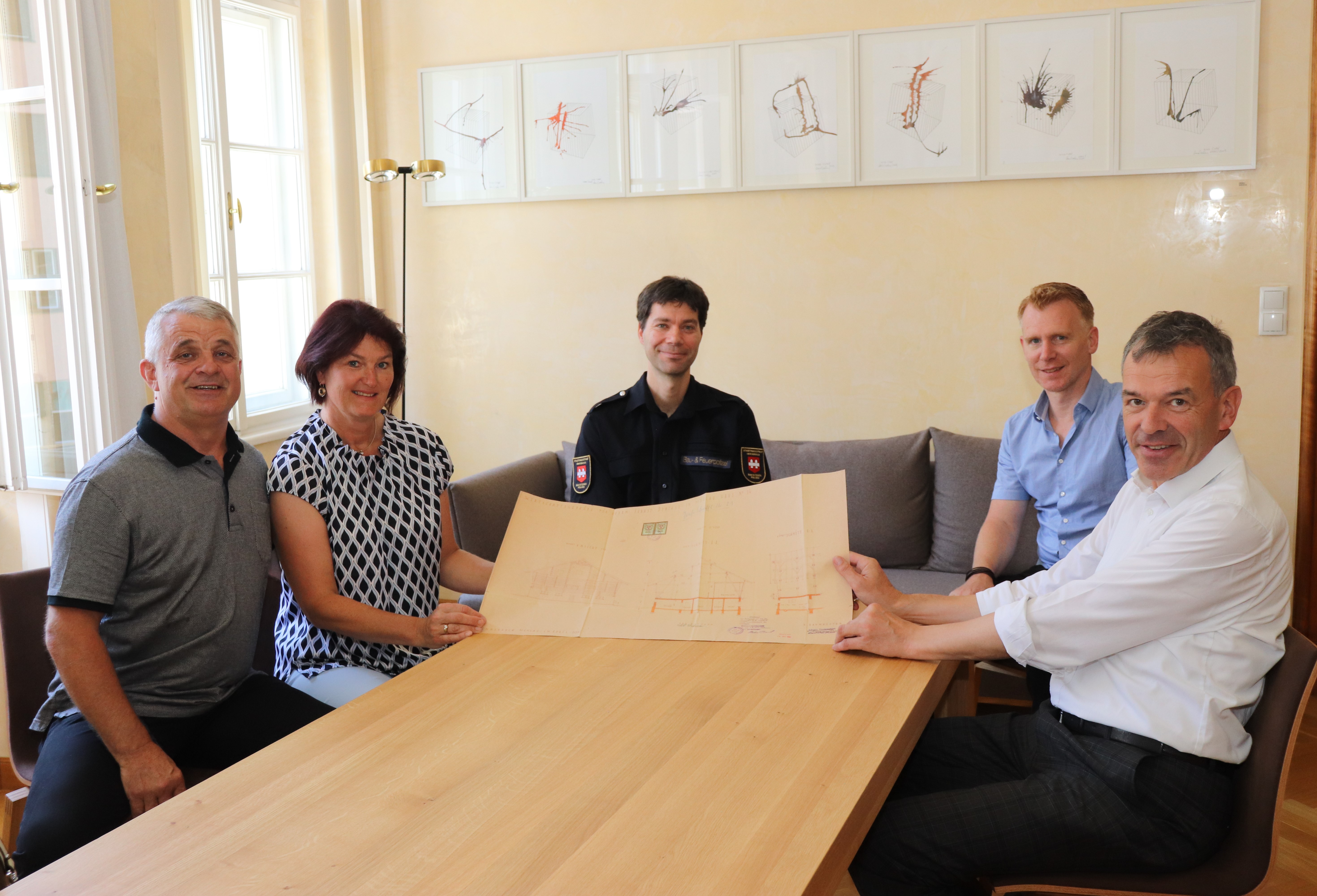 Die Adresse Josef-Schraffl-Straße 21 ist vielen InnsbruckerInnen für gutes Frühstück bekannt: Die Familie Müssigang bietet auf ihrem Bauernhof jeden Samstag ein Frühstücksbuffet mit eigenen Produkten an. Anlässlich eines Termins mit Bürgermeister Georg Willi überreichte das Ehepaar Müssigang der Stadt Innsbruck im Beisein von Christian Kugler und Manfred Hirsch (Amt für Bau- und Feuerpolizei) offiziell alte Pläne ihres Hofes oberhalb von Mühlau für das Stadtarchiv/Stadtmuseum Innsbruck. Der früheste datiert aus dem Jahr 1907.