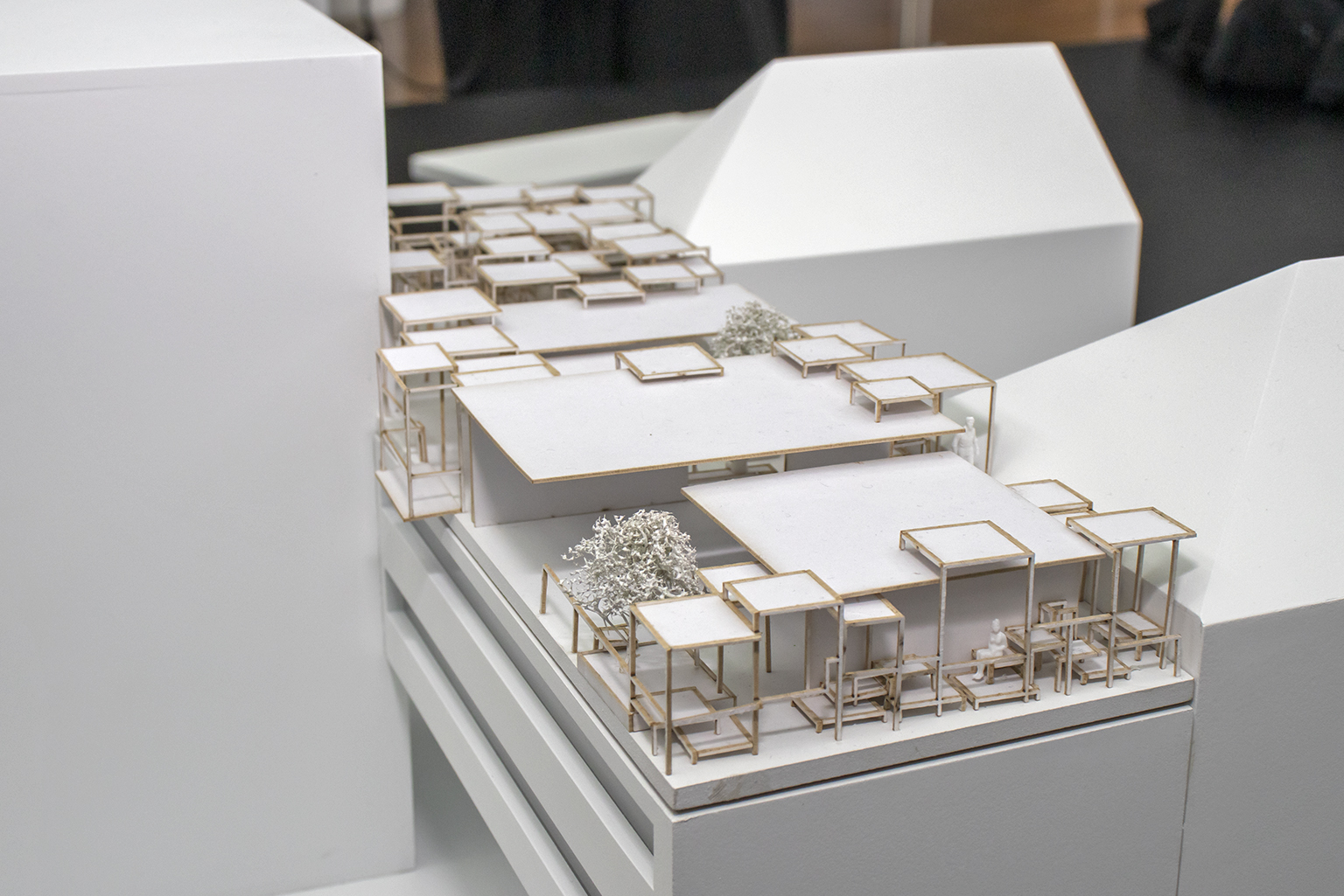 In einer magistratsinternen Arbeitsgruppe unter der Leitung von Dr. Walter Zimmeter (Amtsleiter Tiefbau) ist die Idee entstanden, einen multifunktional nutzbaren Pavillon in Leichtbauweise auf der Dachterrasse des Rathauses im 4. Stock zu errichten, der den MitarbeiterInnen im Stadtmagistrat in flexibel kombinierbaren Räumen für neue und alternative Formen der Zusammenarbeit und für unterschiedliche Veranstaltungsformate zur Verfügung stehen soll. Um dafür Ideen zu gewinnen, hat die Stadt Innsbruck in Kooperation mit der Universität Innsbruck (studio3) einen studentischen Architekturwettbewerb ausgeschrieben. Die PreisträgerInnen und Projektbegleiter haben kürzlich im Rathaus ihre eingereichten Projekte präsentiert. v.l.: Lena Steinig (Anerkennungspreis), Arch. DI Michael Pfleger, Valentina Kaserer (2. Platz), Bürgermeister Georg Willi, Edith Avanzini (1. Platz), DI Arch. Walter Prenner (Institut für experimentelle Architektur der Universität Innsbruck, ./ studio 3), Ömer Gürel (3. Platz) und Luca Pearse (Anerkennungspreis).