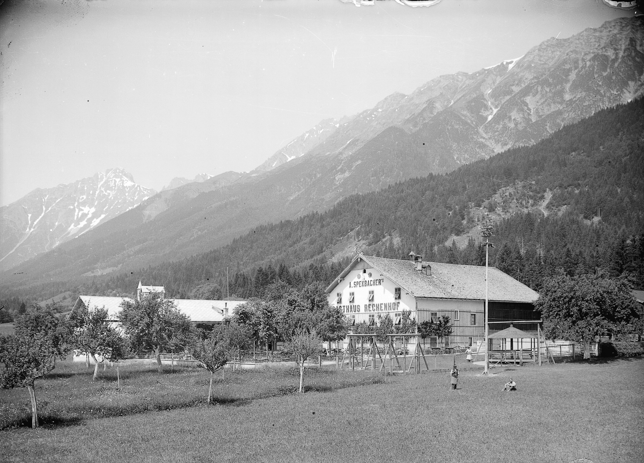 Der Rechenhof, hier auf einer Aufnahme um 1910, war und ist ein beliebtes Ausflugsziel für viele Innsbruckerinnen und Innsbrucker.