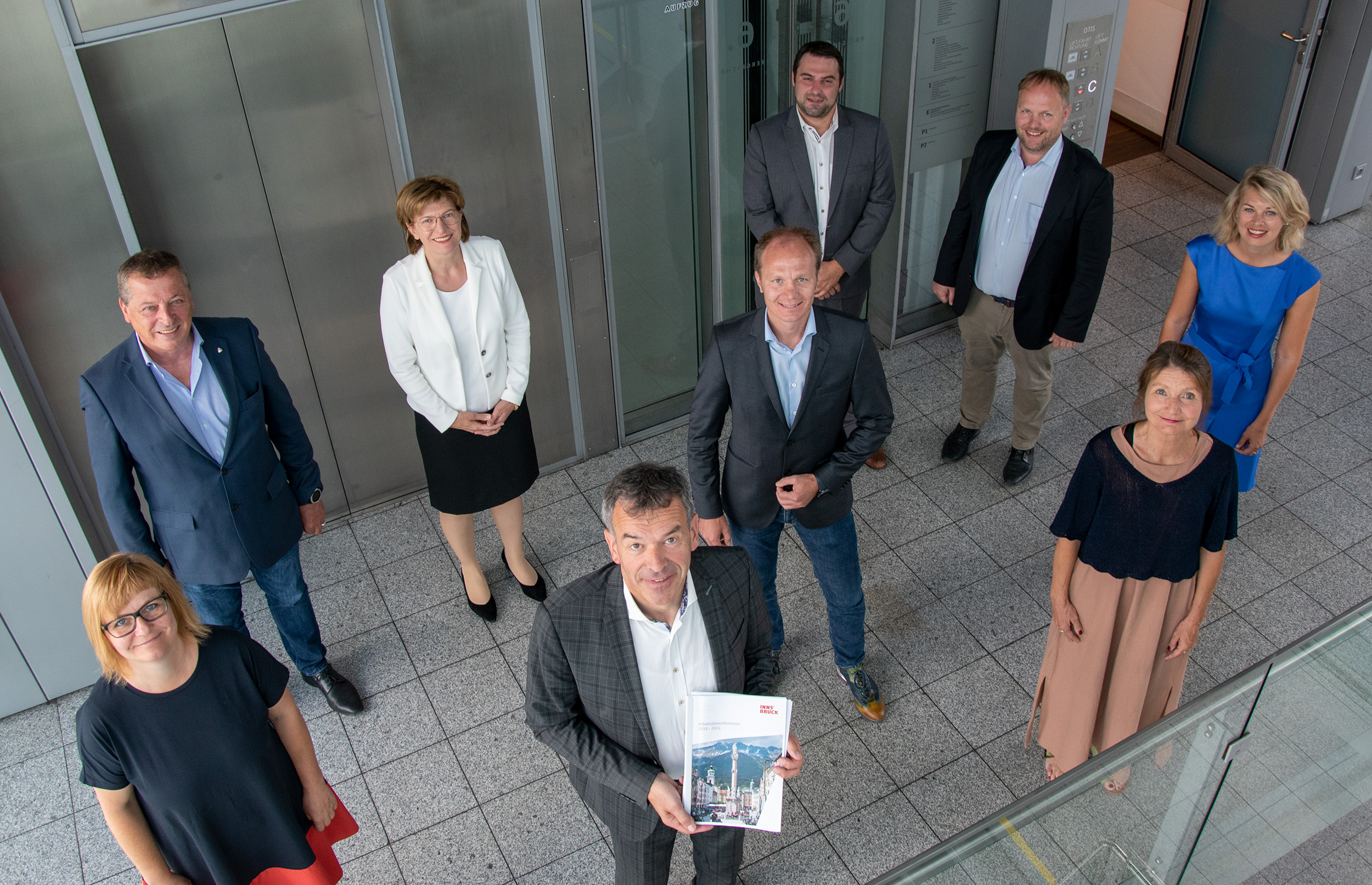 Bürgermeister Georg Willi (2. v. l.) bilanzierte gemeinsam mit den vier weiteren Regierungsmitgliedern – Stadträtin Christine Oppitz-Plörer (hinten 2. v. l.), Vizebürgermeister Johannes Anzengruber (M.), Vizebürgermeisterin Uschi Schwarzl (2. v. r.) und Stadträtin Elisabeth Mayr (r.) – sowie den Klubobleuten – Renate Krammer-Stark (l.), Helmut Buchacher (hinten l.), Christoph Appler (hinten 3. v. l.) und Lucas Krackl (hinten r.) über das vergangene Regierungsjahr.