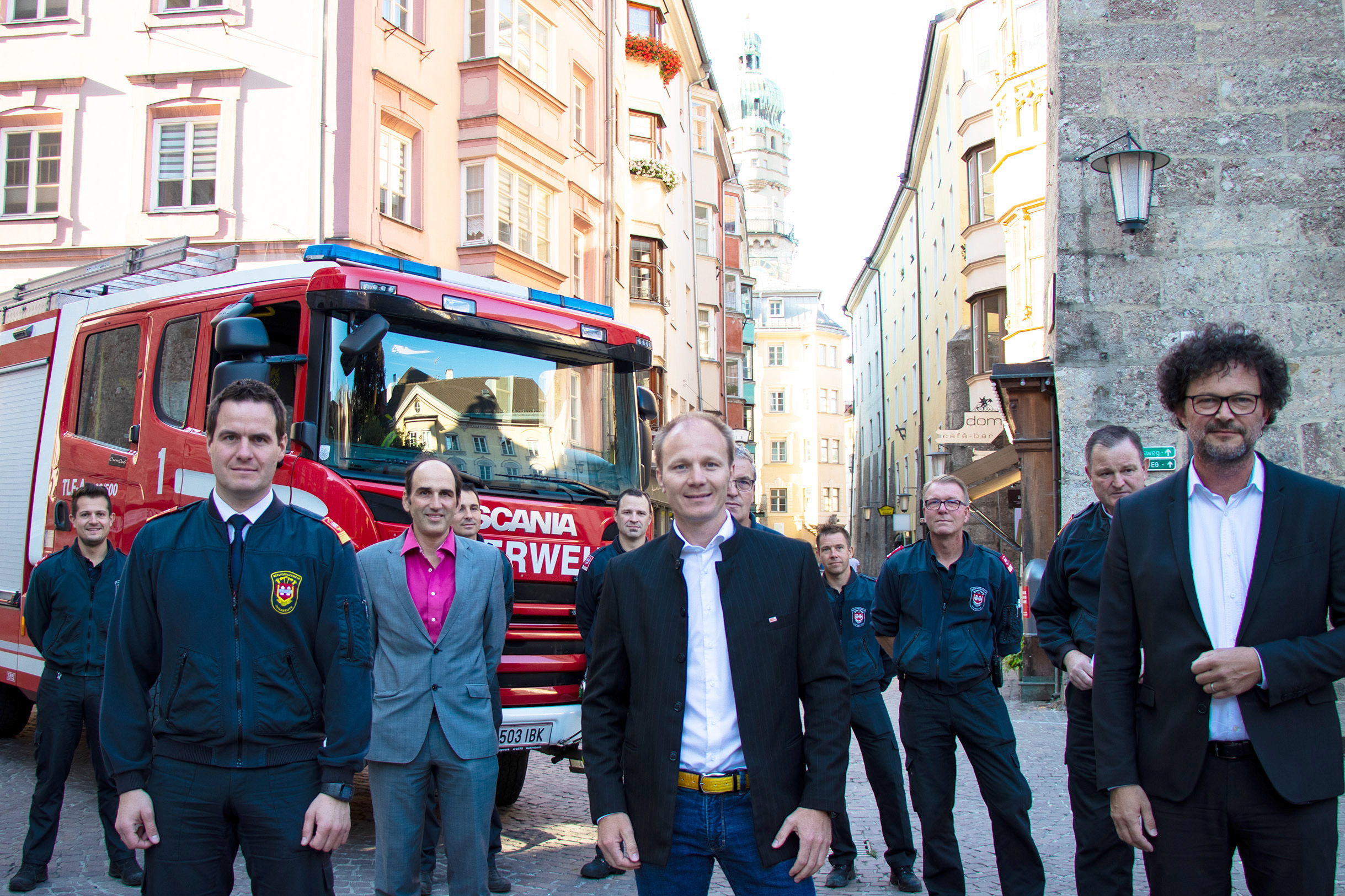Branddirektor Helmut Hager (ganz links, IKB-Geschäftsbereichsleiter Wasser Robert Gschleiner, Vizebürgermeister Hannes Anzengruber, IKB-Vorstand Thomas Pühringer und eine Einsatzgruppe der Berufsfeuerwehr bei der Inspektion der Brandschutzmaßnahmen in der Altstadt.