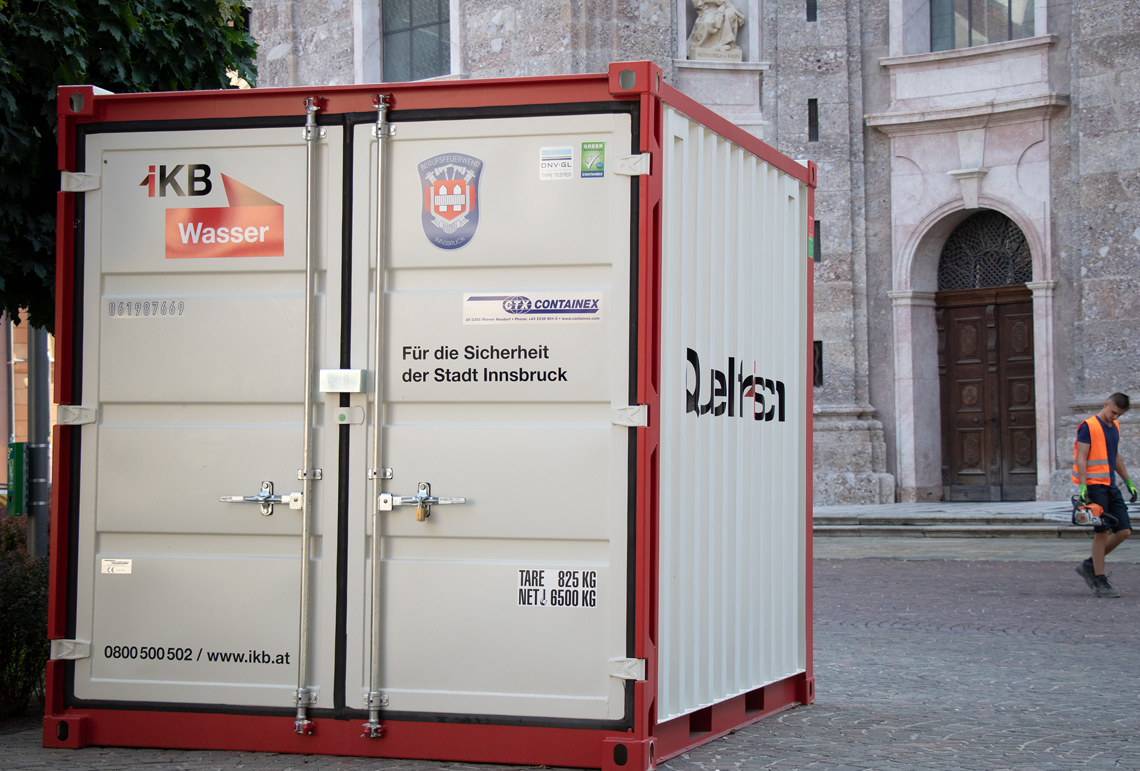 ...für besseren Brandschutz bei der Altstadt-Baustelle. Im Container am Domplatz steht zusätzliche Löschausrüstung bereit.