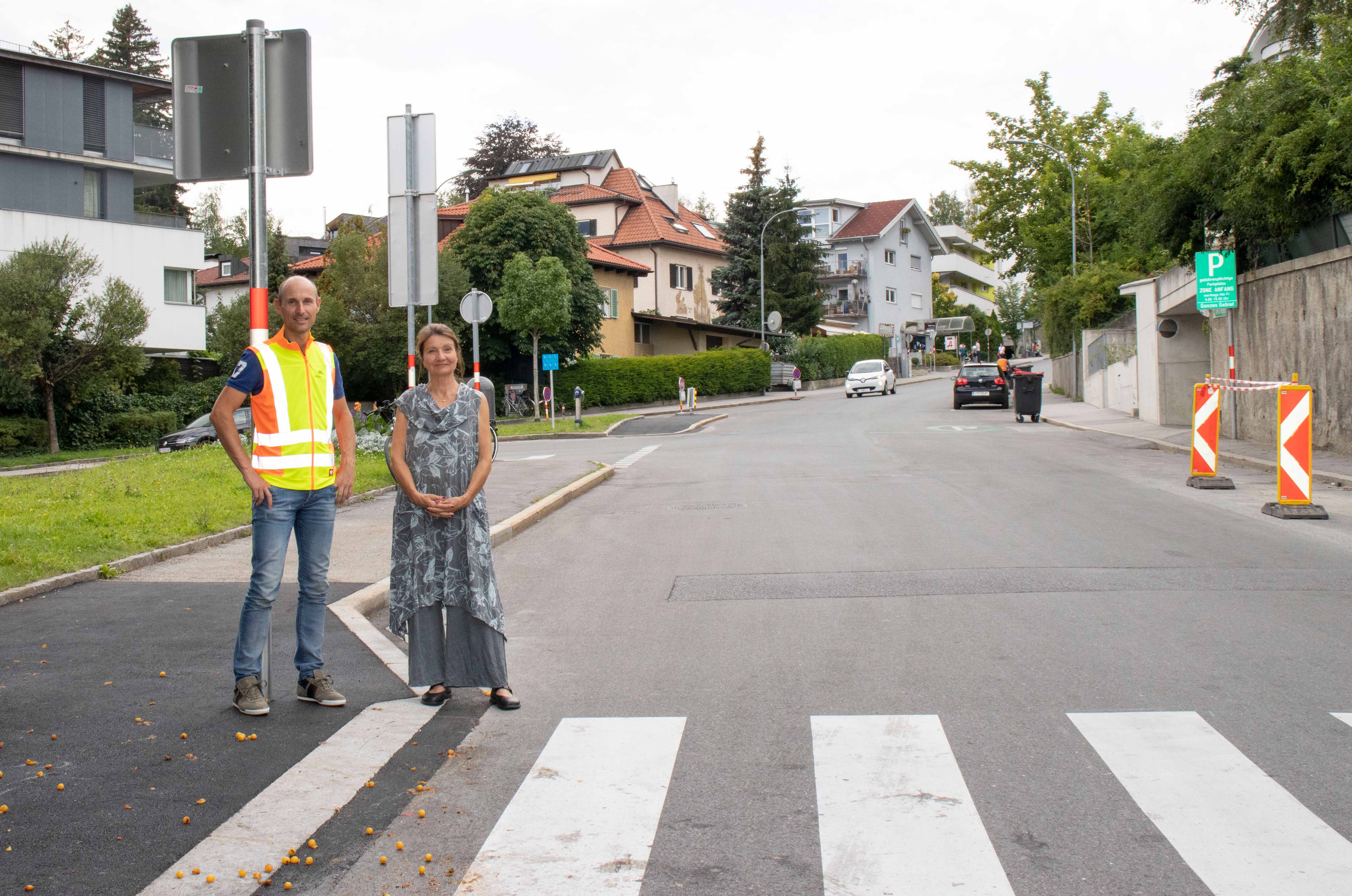 Christian Müller (Referent „Tiefbau – Planung“) und Vizebürgermeisterin Uschi Schwarzl besichtigten den noch im Bau befindlichen Schutzweg vor Ort.