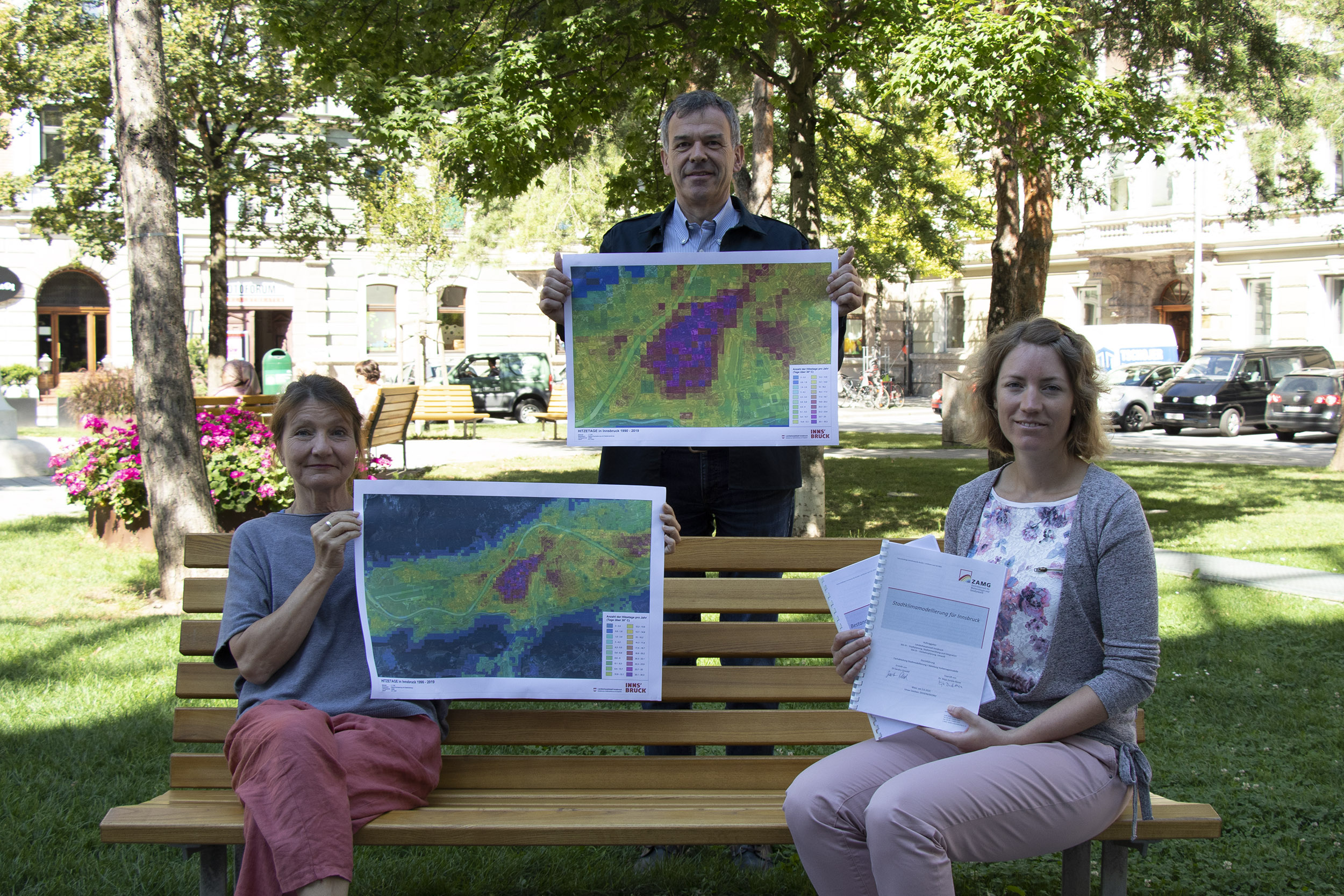 Vizebürgermeisterin Uschi Schwarzl, Bürgermeister Georg Willi und Simone Reimair (Raumplanung und Stadtentwicklung, v. l.) zeigen die Hitzepunkte in Innsbruck sowie die Bestandsaufnahme des Klimas.