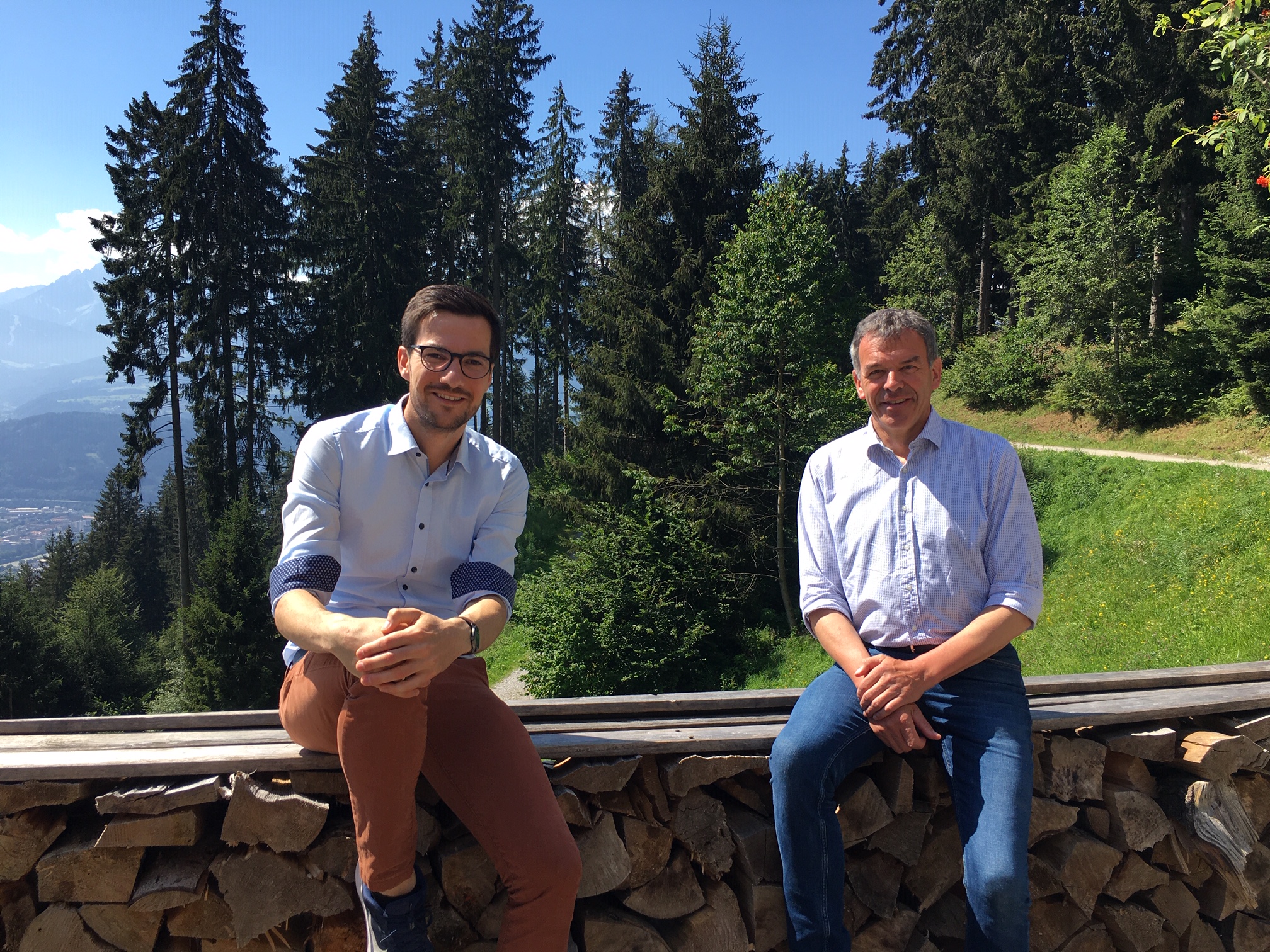 Am 8. August begrüßte Bürgermeister Georg Willi (r.) Oberbürgermeister Martin Horn (l.) aus Innsbrucks Partnerstadt Freiburg. Auf der Umbrüggler Alm sprachen die beiden über die Wohnsituation, die öffentlichen Verkehrsmittel und die Marktkultur beider Städte. Außerdem lobten die Bürgermeister unterschiedliche Aspekte der jeweiligen Partnerstadt, die ihnen besonders ins Auge gestochen sind.