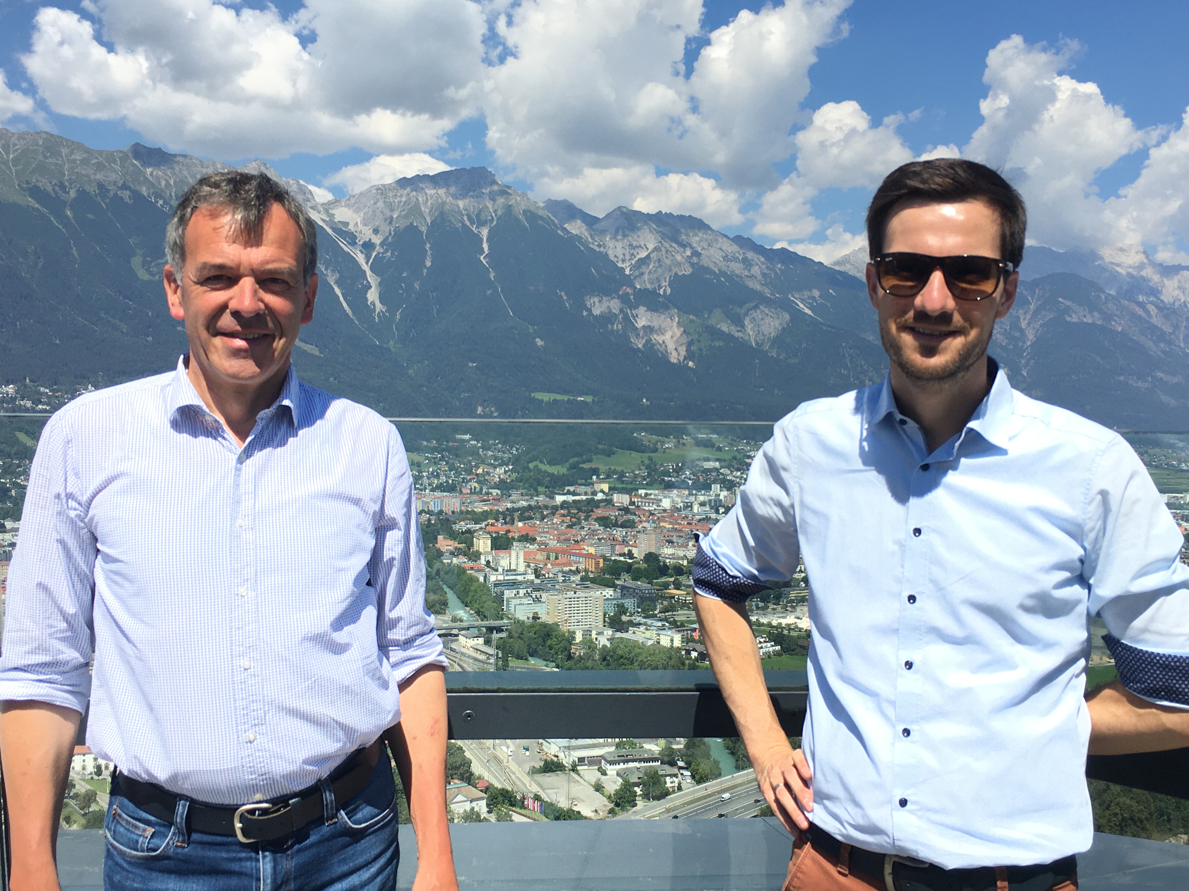 Am 8. August begrüßte Bürgermeister Georg Willi (r.) Oberbürgermeister Martin Horn (l.) aus Innsbrucks Partnerstadt Freiburg. Auf der Umbrüggler Alm sprachen die beiden über die Wohnsituation, die öffentlichen Verkehrsmittel und die Marktkultur beider Städte. Außerdem lobten die Bürgermeister unterschiedliche Aspekte der jeweiligen Partnerstadt, die ihnen besonders ins Auge gestochen sind.