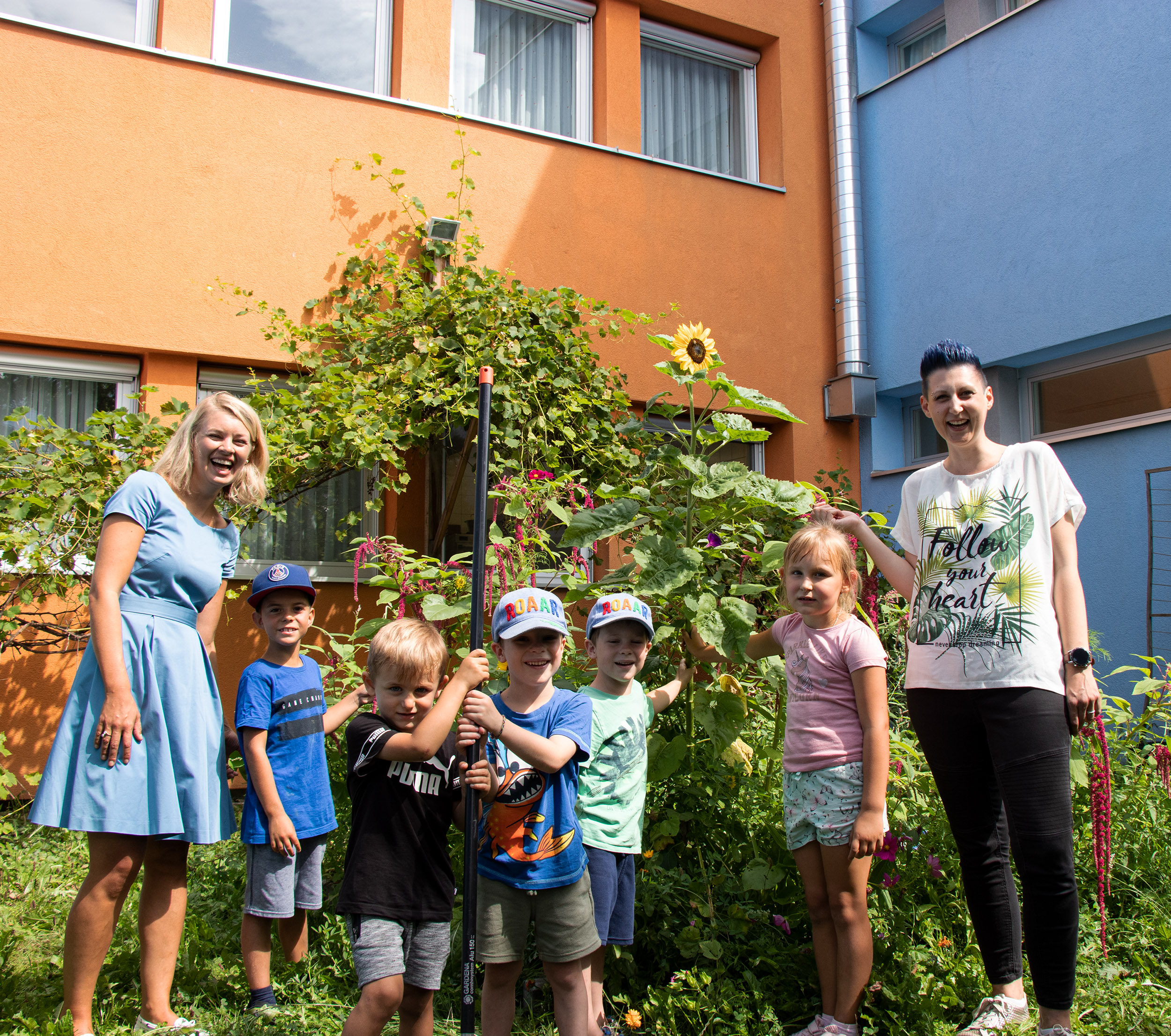 „Innsbruck blüht auf“: Am 13. August besuchte Stadträtin Elisabeth Mayr (l.) den Kindergarten Walderkammweg im Olympischen Dorf. Leiterin Nadine Rief (r.) führte sie gemeinsam mit den Kindern durch den prächtig bewachsenen Garten - die Samen wurden im Frühling eigenhändig eingesät.