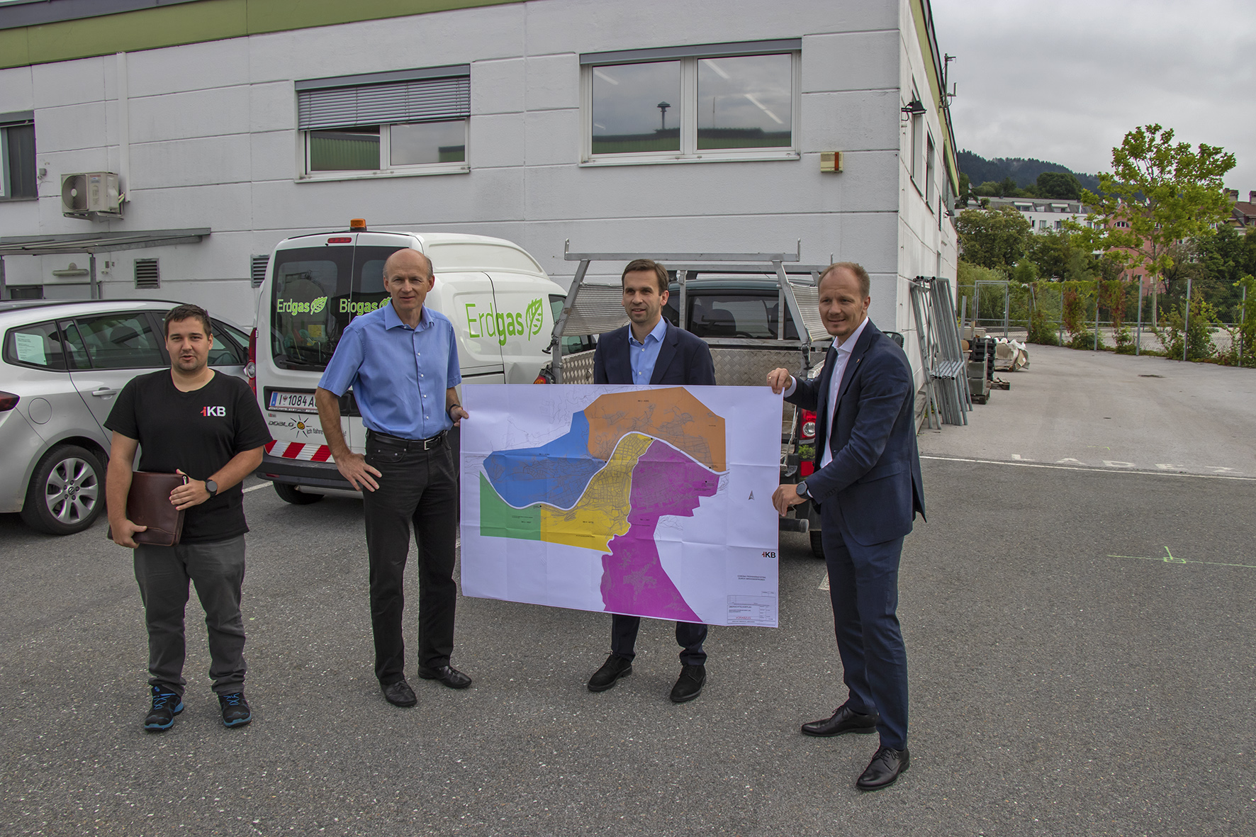 Manuel Sorg (Labor, IKB), DI Bernhard Zit (Geschäftsbereichsleiter Abwasser, IKB), Herbert Oberacher (Institut für Gerichtliche Medizin) sowie Vizebürgermeister Johannes Anzengruber (v. l. n. r.) überzeugten sich von den neuen witterungsbeständigen Probenehmern.