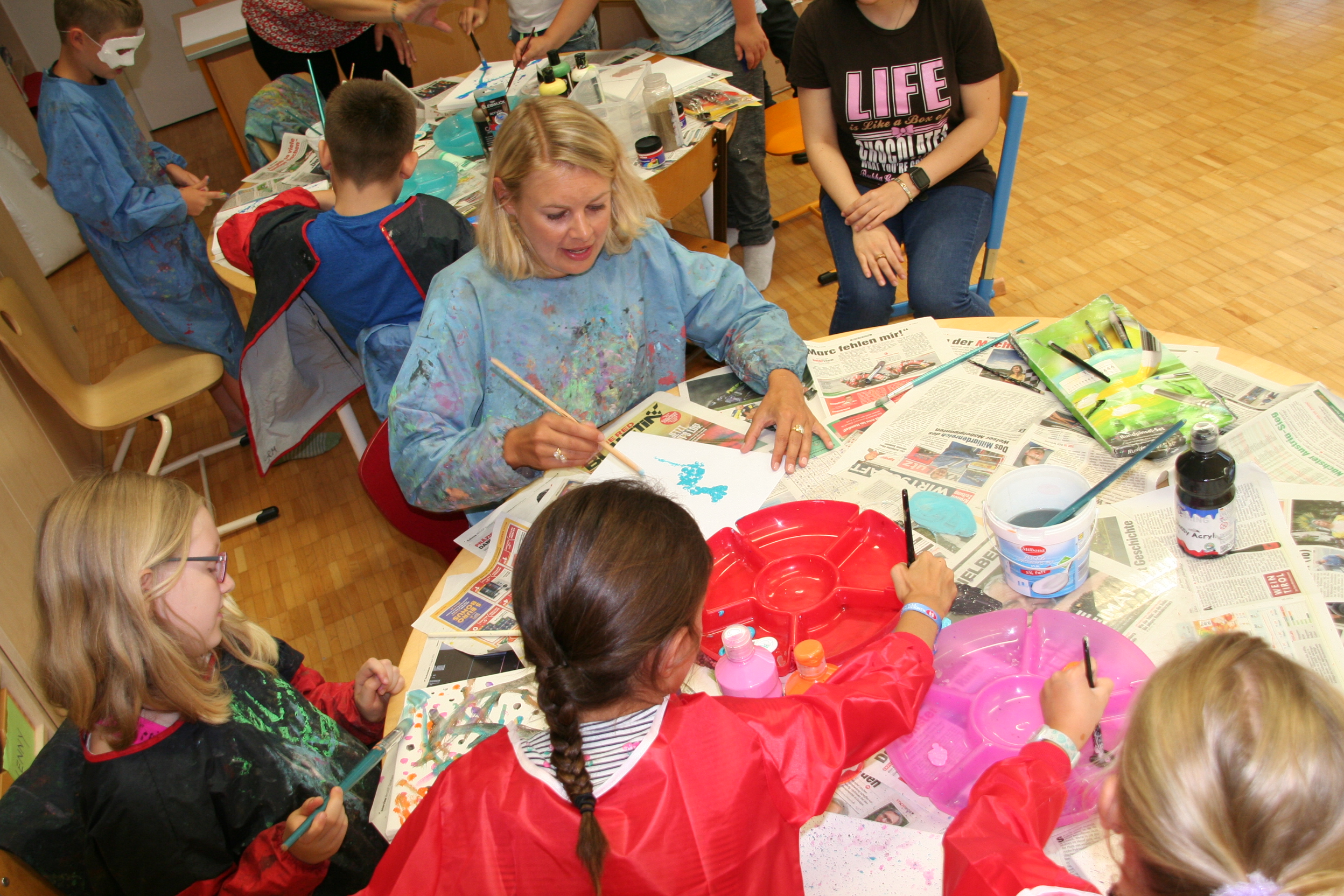 Stadträtin Elisabeth Mayr besuchte die Kinder in der Volksschule Reichenau und malte gleich selbst mit.
