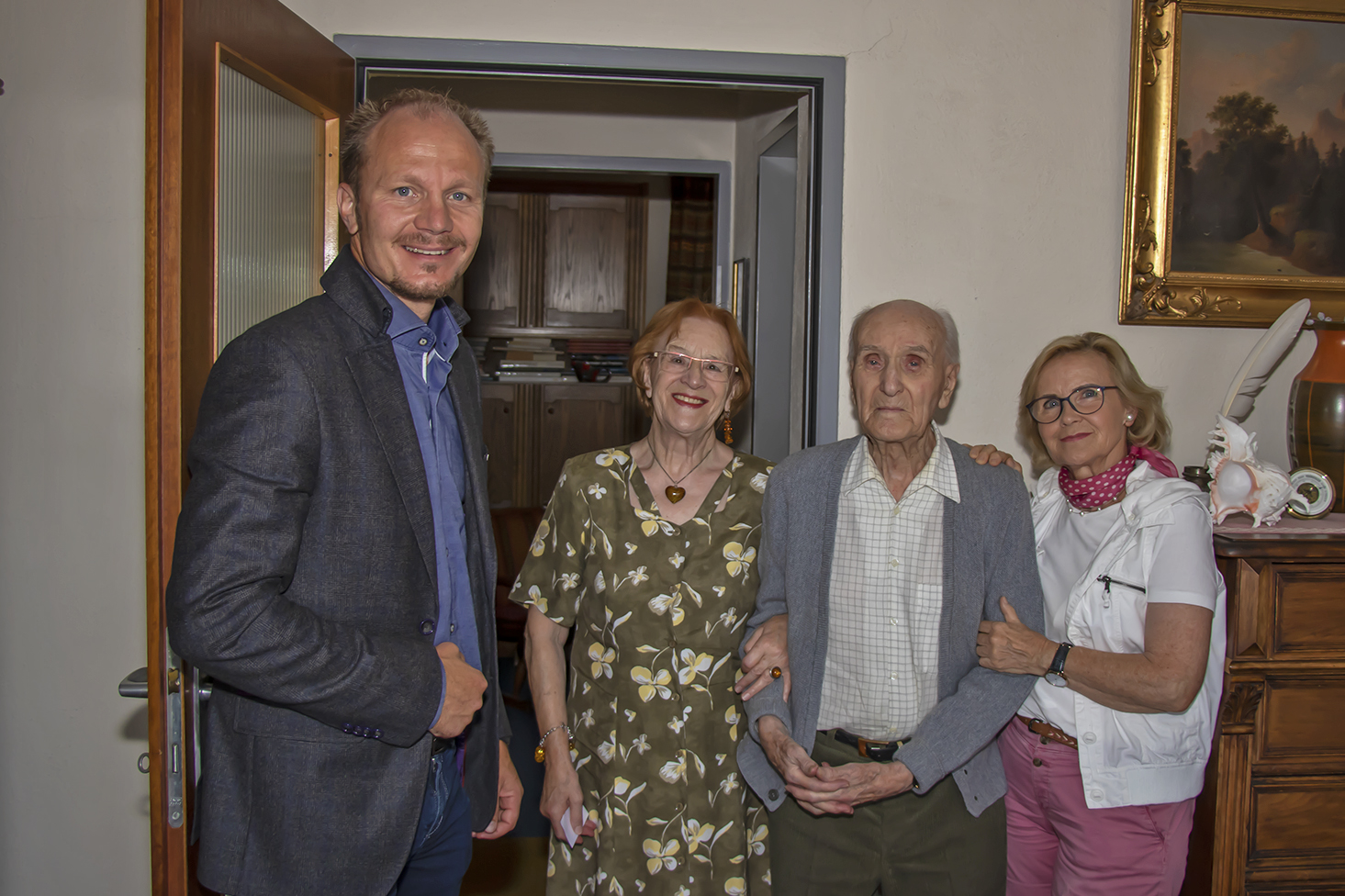 Im Beisein seiner Familie beglückwünschte Vizebürgermeister Johannes Anzengruber den Jubilar Gustav Weniger zum 101. Geburtstag.