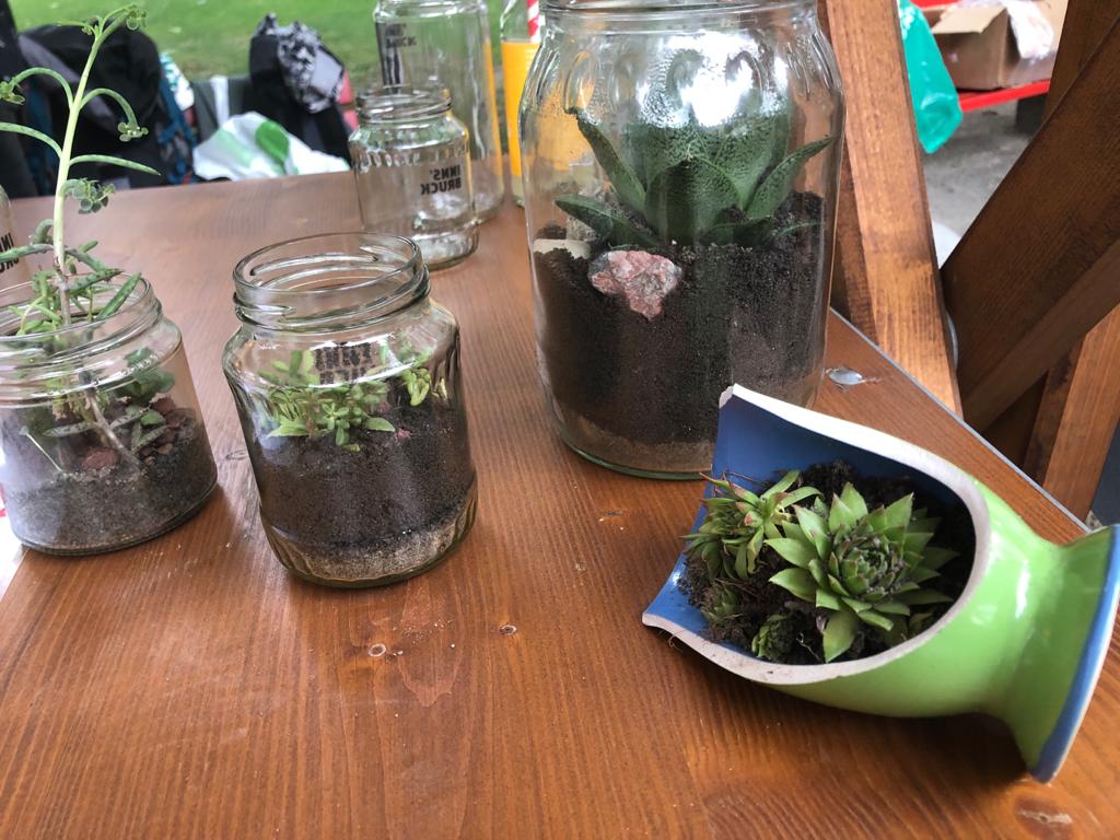 Am letzten Tag des Kleinkunstfestivals „Krapoldi im Park“ bekamen die Besucher die Möglichkeit, aus Weggeworfenem Nützliches zu basteln. Aus alten Gläsern wurden Pflanzentöpfe gestaltet und mit nach Hause genommen. Vizebürgermeisterin Uschi Schwarzl (2.v.l) machte sich ein Bild von der Aktion. Betreut wurde die Veranstaltung von Nadine Winzer (l.) und Maria Ennemoser (r.) vom Referat für Umwelt- und Verkehrsmanagement der Stadt Innsbruck.