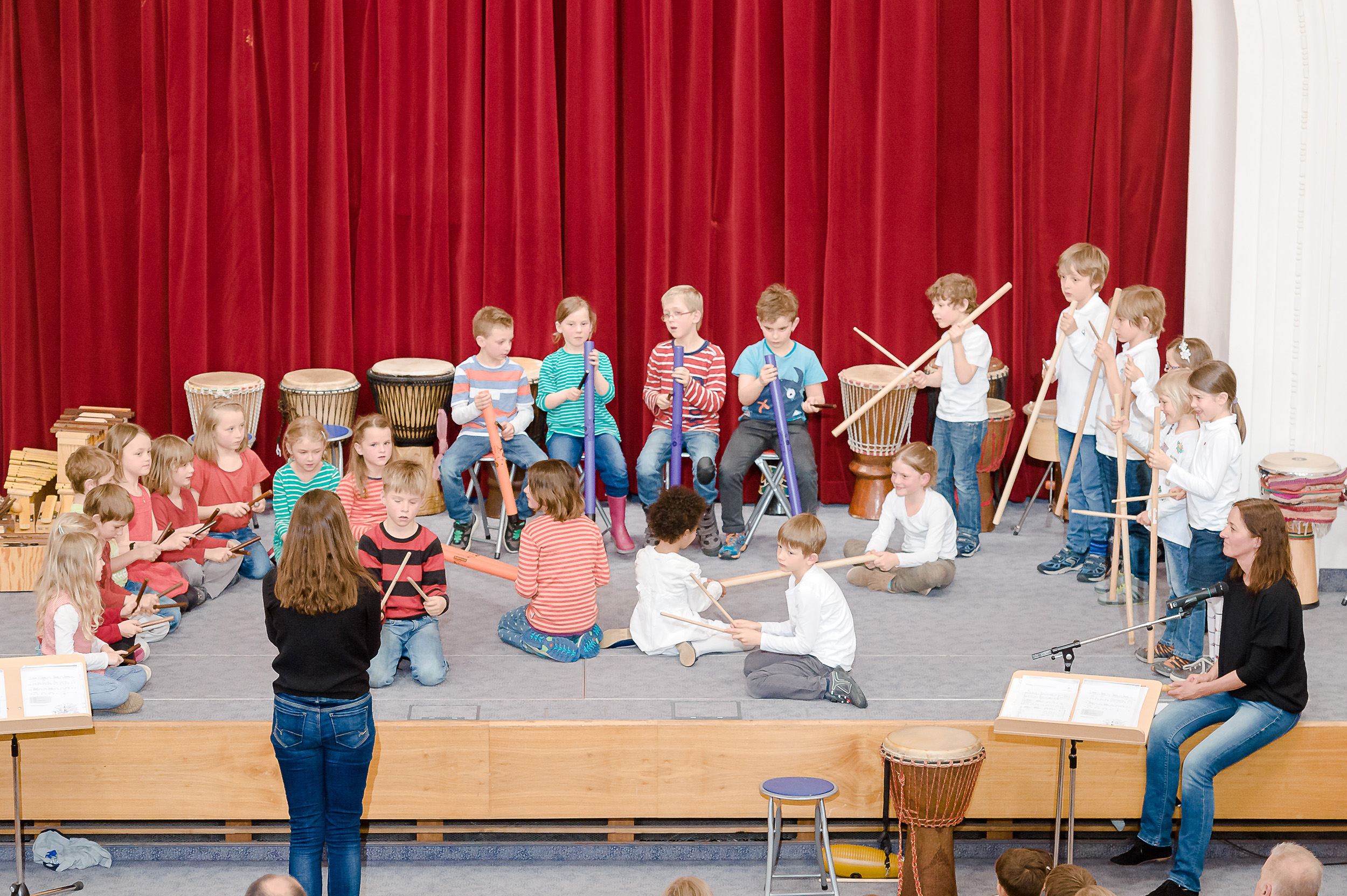 Kinder ab vier Jahren können die musikalische Früherziehung und ab der Volksschule die Musikwerkstatt der Musikschule besuchen.