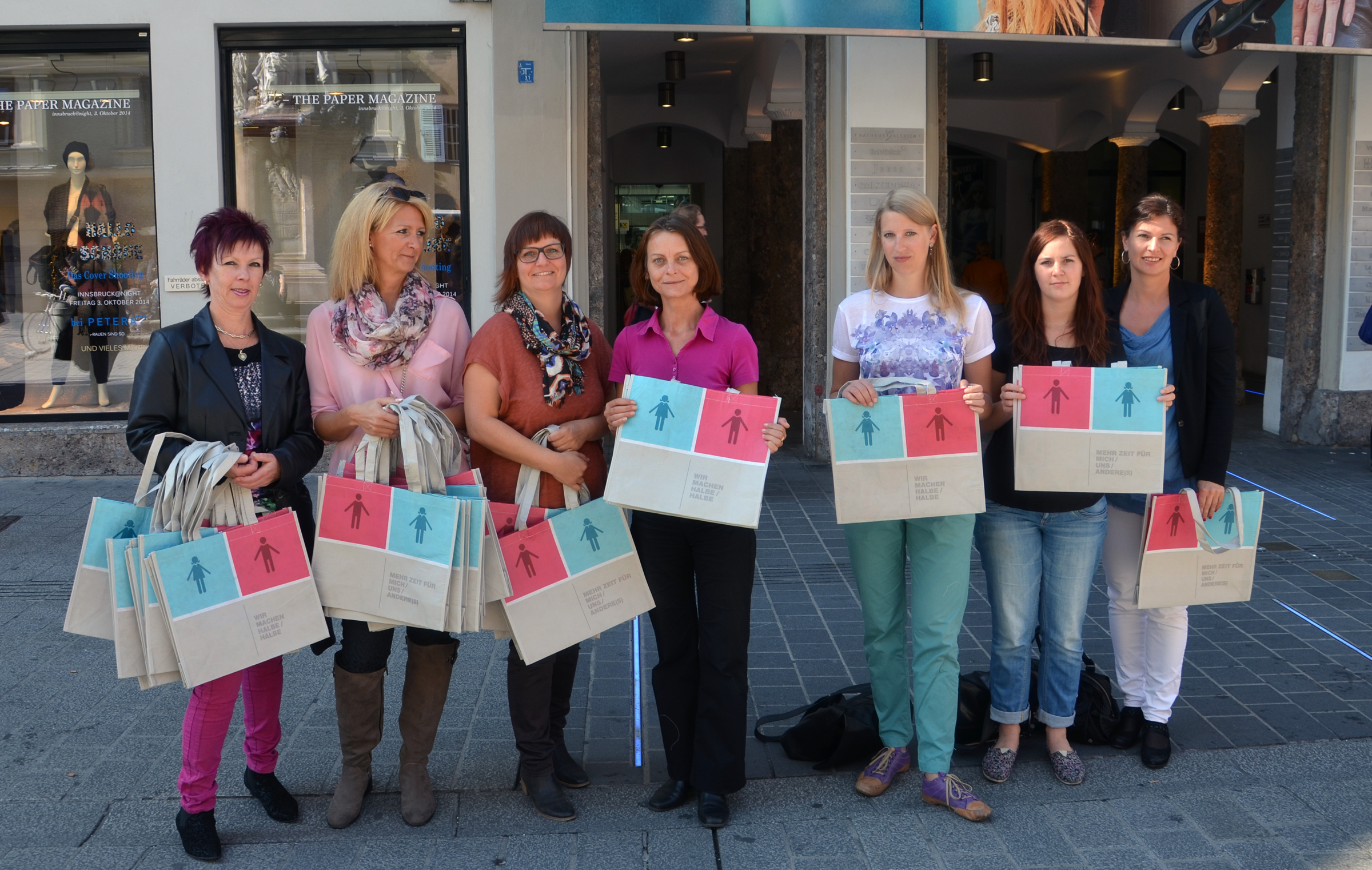 Der Equal Pay Day kennzeichnet rechnerisch den Tag im Jahr, an dem Männer bereits die Gehaltssumme erreichen, für die Frauen noch bis Jahresende arbeiten müssen. (v.l.) Uschi Klee (Referatsleiterin Frauen, Familie und SeniorInnen), Brigitte Prokesch (Frauen, Familie und SeniorInnen), Gemeinderätin Renate Krammer-Stark, Vizebürgermeisterin Sonja Pitscheider, Gemeinderätin Sophia Reisecker, Gemeinderätin Kathrin Heis und Karin Zangerl (Amtsvorständin Familie, Bildung und Gesellschaft).