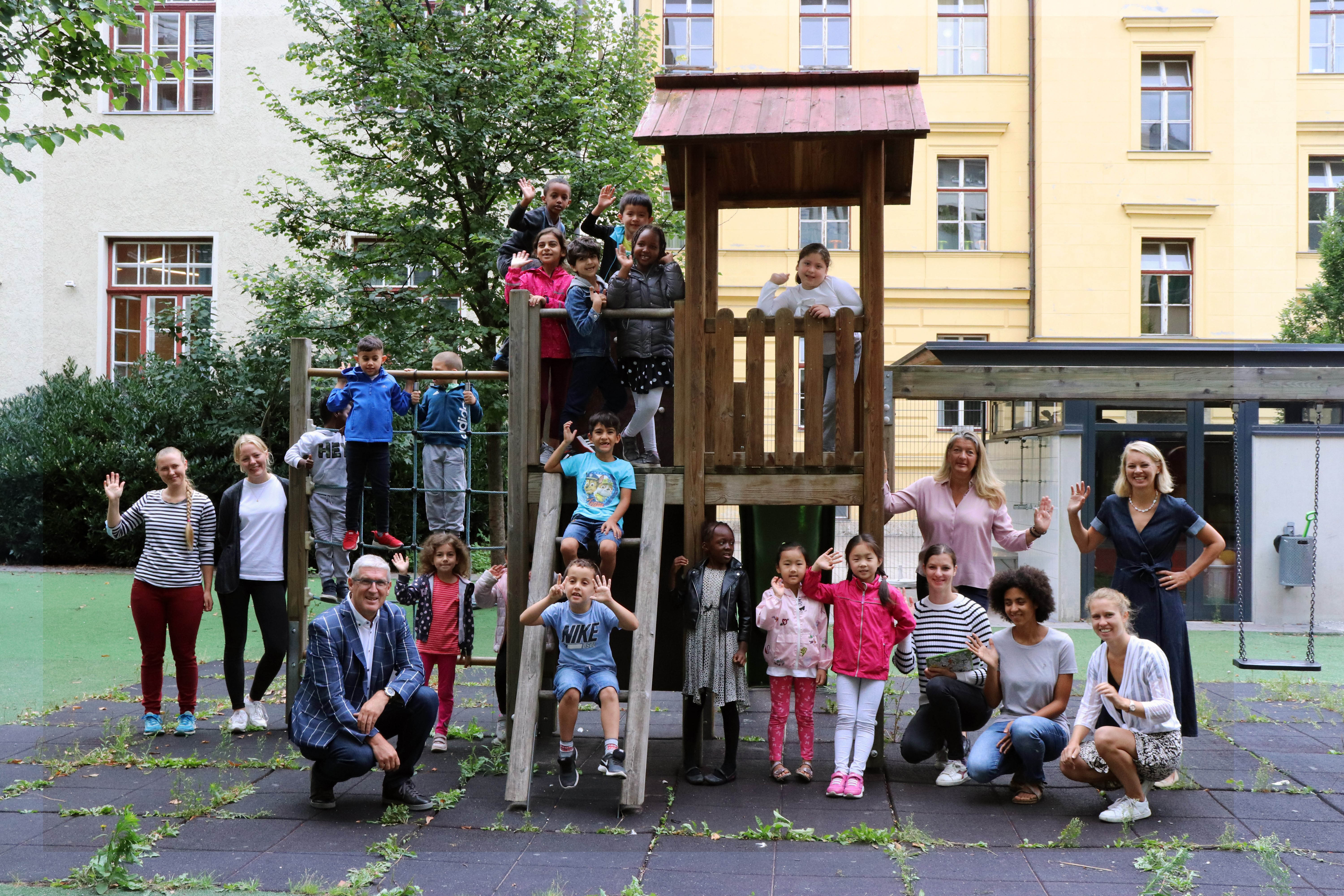 Insgesamt 55 Kindergartenkinder frischten ihre Deutschkenntnisse im Sommer auf: Zum erfolgreichen Abschluss von „Deutsch im Sommer“ erhielten die Kinder von Stadträtin Elisabeth Mayr (1. v.r.) und Wolfgang Haslwanter (Jugendrotkreuz Tirol; vorne, 1. v.l.) – im Bild mit den Lehrerinnen – Urkunden und kleine Geschenke.