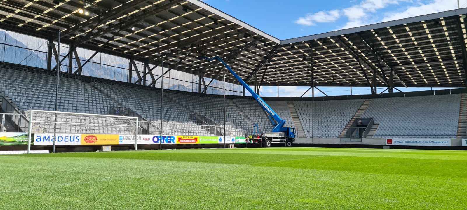 Bei der neuen Flutlichtanlage im Tivoli werden noch Lichtmessungen durchgeführt.