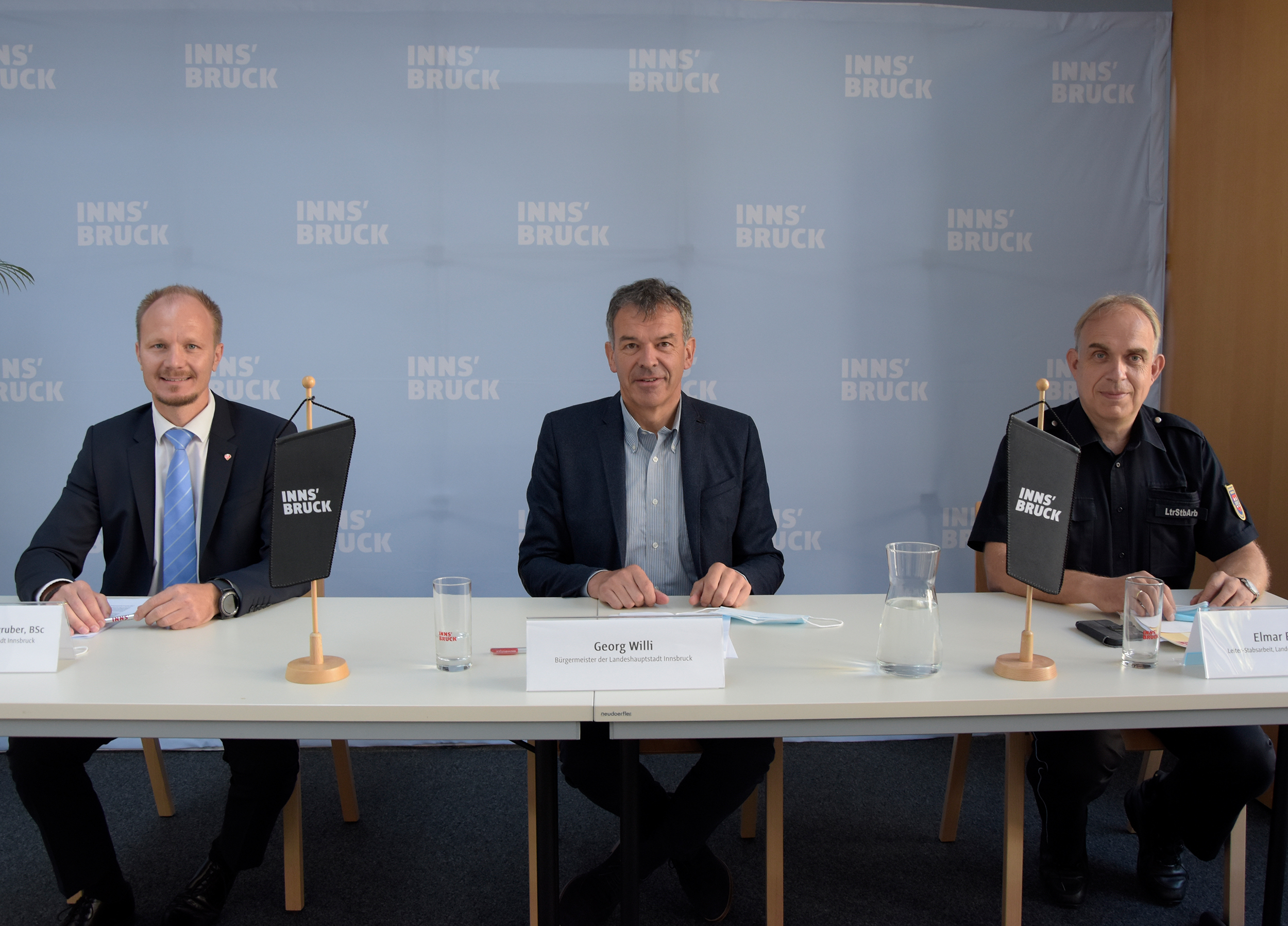 Bürgermeister Georg Willi (M.), Vizebürgermeister Johannes Anzengruber (r.) und Leiter-Stabsarbeit Elmar Rizzoli informierten über die aktuelle Covid-Situation in Innsbruck.