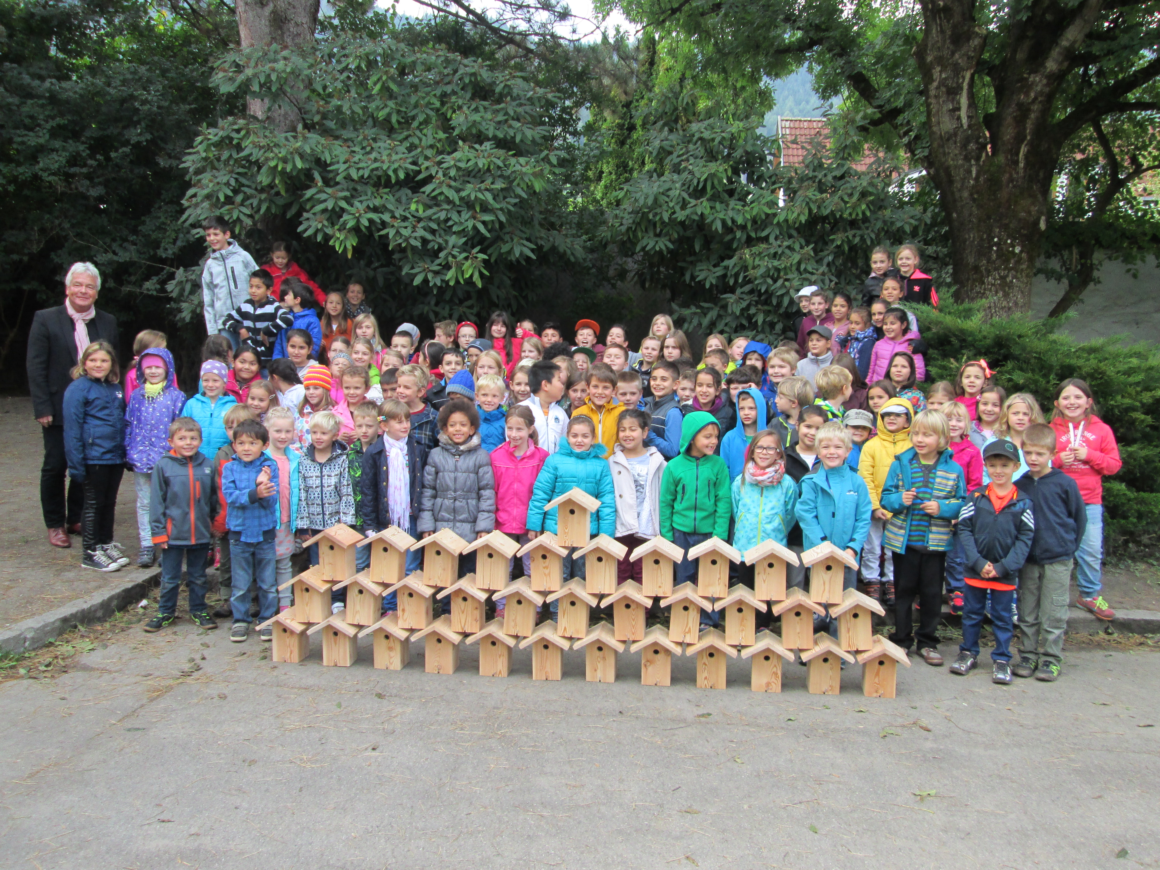 Seit vielen Jahren wird gemeinsam mit Karl Puelacher an einer Innsbrucker Volksschule ein Vogelschutzprojekt durchgeführt. Dabei werden Nistkästen an SchülerInnen verteilt. Aktuell wurde die Aktion gemeinsam mit Stadtrat Ernst Pechlaner an der Volksschule Sieglanger veranstaltet. Dieser freut sich mit den Kindern.