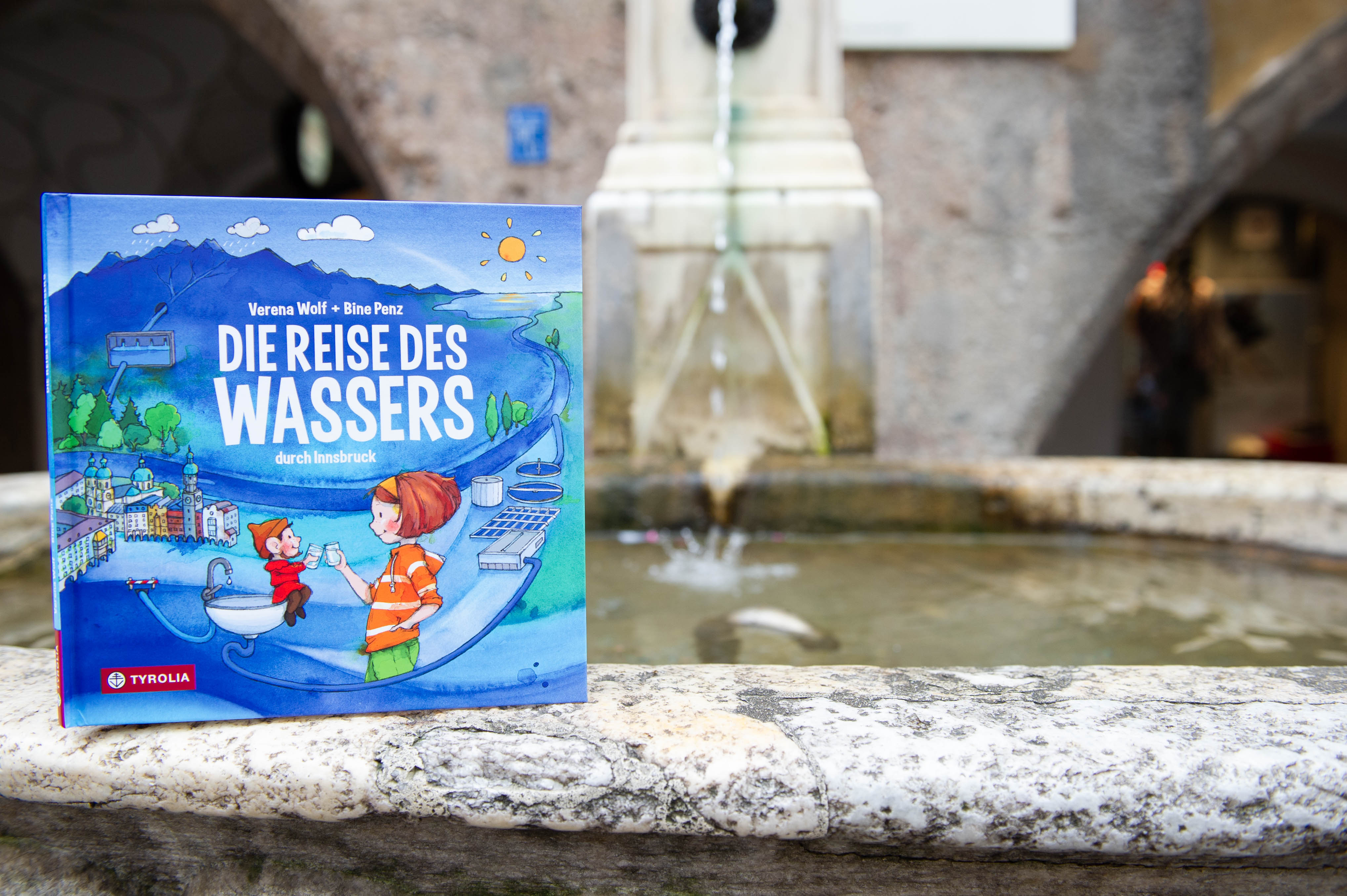 Das Kinderbuch von Verena Wolf (Autorin) und Bine Penz (Illustratorin) erklärt anschaulich und liebevoll illustriert den Wasserkreislauf am Beispiel von Innsbruck. Das in Kooperation mit den Innsbrucker Kommunalbetrieben beim Tyrolia-Verlag erschienene Buch soll auch die Kleinen schon darauf aufmerksam machen, dass reines, trinkbares Quellwasser keine Selbstverständlichkeit ist. 
Corona-bedingt wurde das Buch nur im kleinen Rahmen in Anwesenheit der Autorin Verena Wolf vorgestellt. Bürgermeister Georg Willi, IKB-Vorstandvorsitzender DI Thomas Müller und Lektor Christian Wurzer vom Tyrolia-Verlag freuten sich über das sehr gelungene Buch.