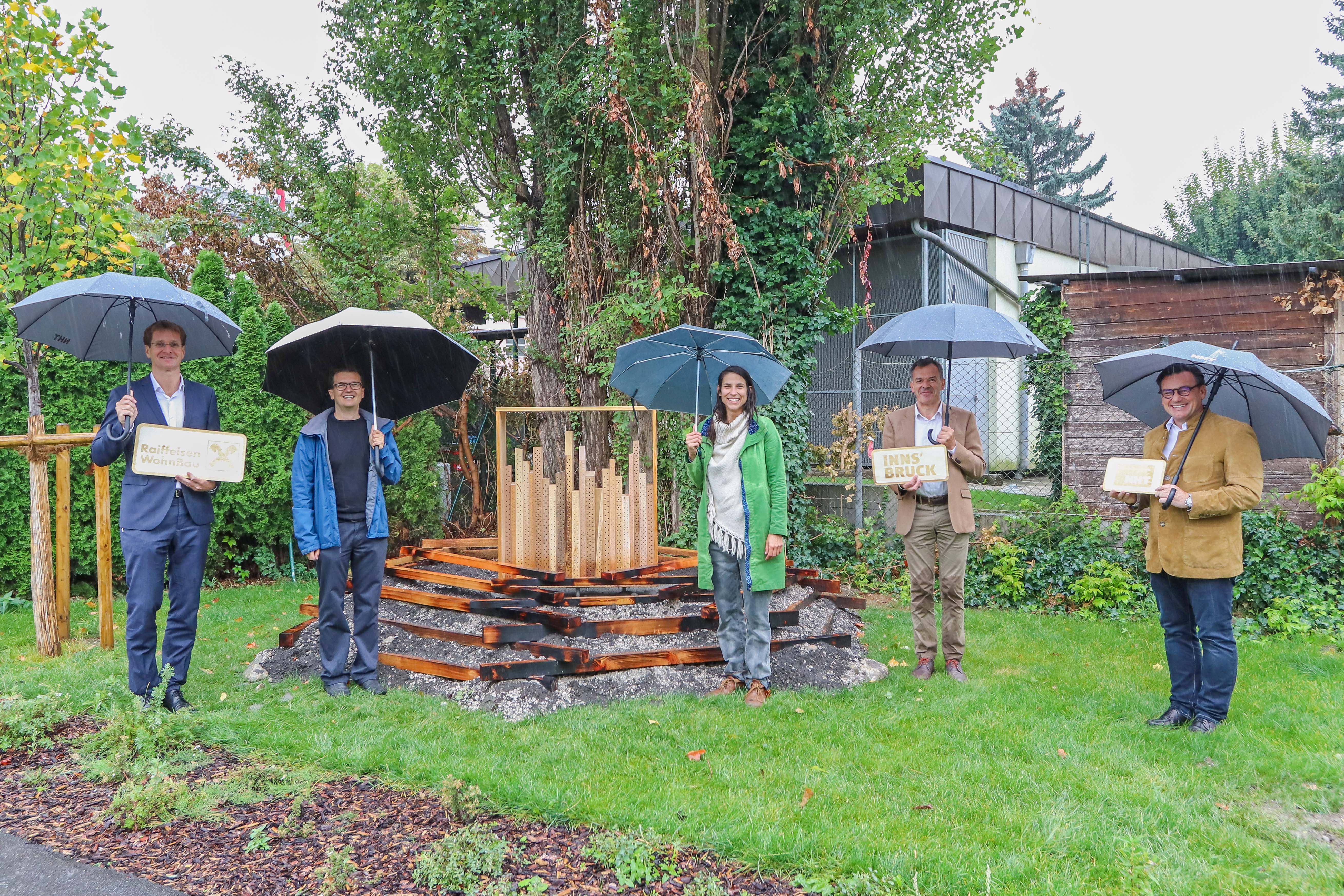Eröffneten das Wildbienenhaus im neuen Park in der Egerdachstraße (v. l.): Raiffeisen WohnBau-Geschäftsführer Thomas Hussl, Markus Pinter (Referatsleiter Grünanlagen – Planung und Bau), GRin Janine Bex, Bürgermeister Georg Willi und Markus Pollo (Geschäftsführer NHT).