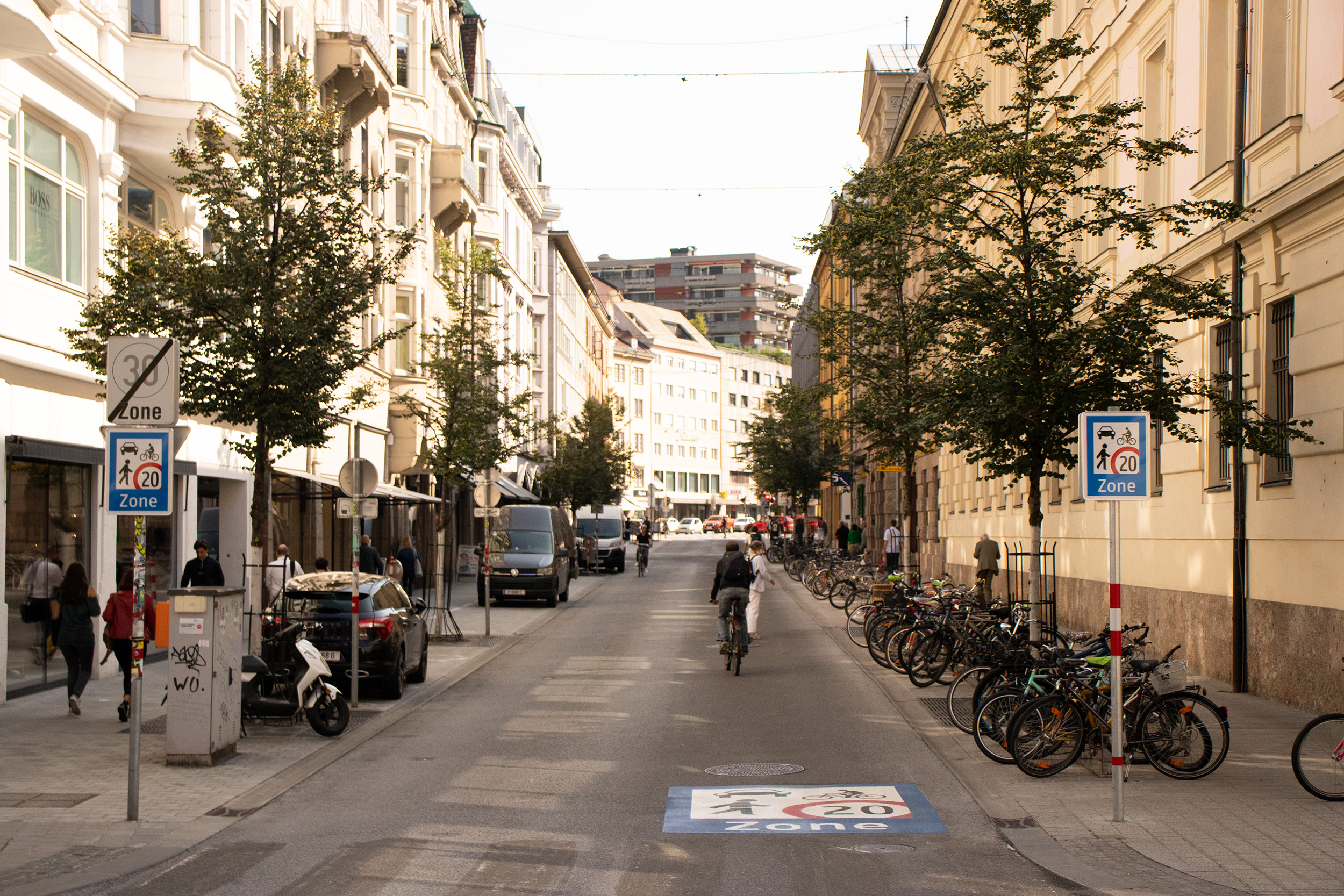 Drei Wochen läuft die Probephase, dann entscheidet der Gemeinderat, wie es mit der Begegnungszone „Innenstadt" - wie hier in der Meraner Straße - weitergeht.
