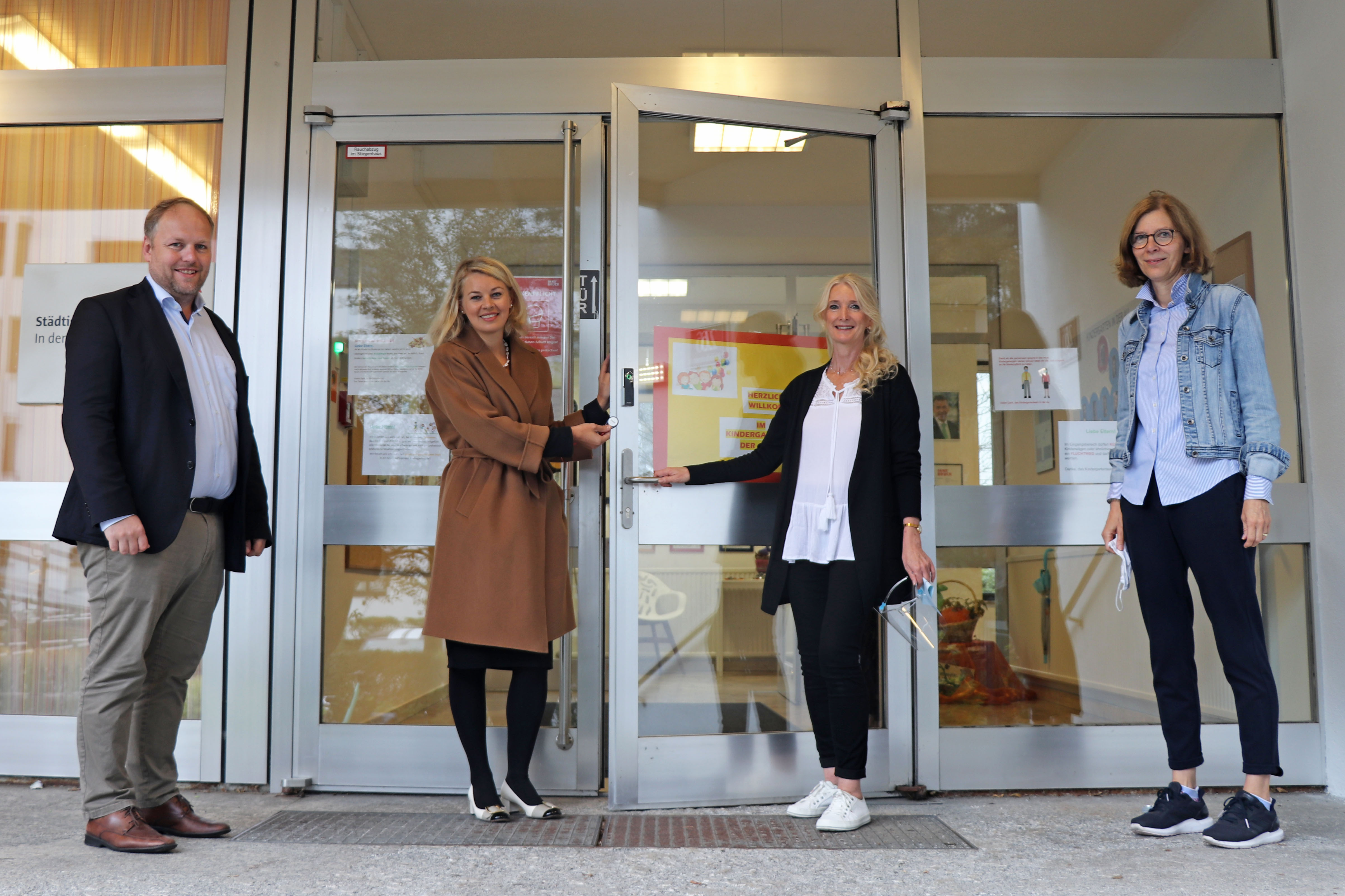 Antragsteller GR Lucas Krackl, Stadträtin Elisabeth Mayr, Birgit Warger, Leiterin des Kindergartens in der Au, und Amtsvorständin Martina Zabernig (Kinder, Jugend und Generationen, v. l.) zeigten sich über die Sicherheitsmaßnahme erfreut.