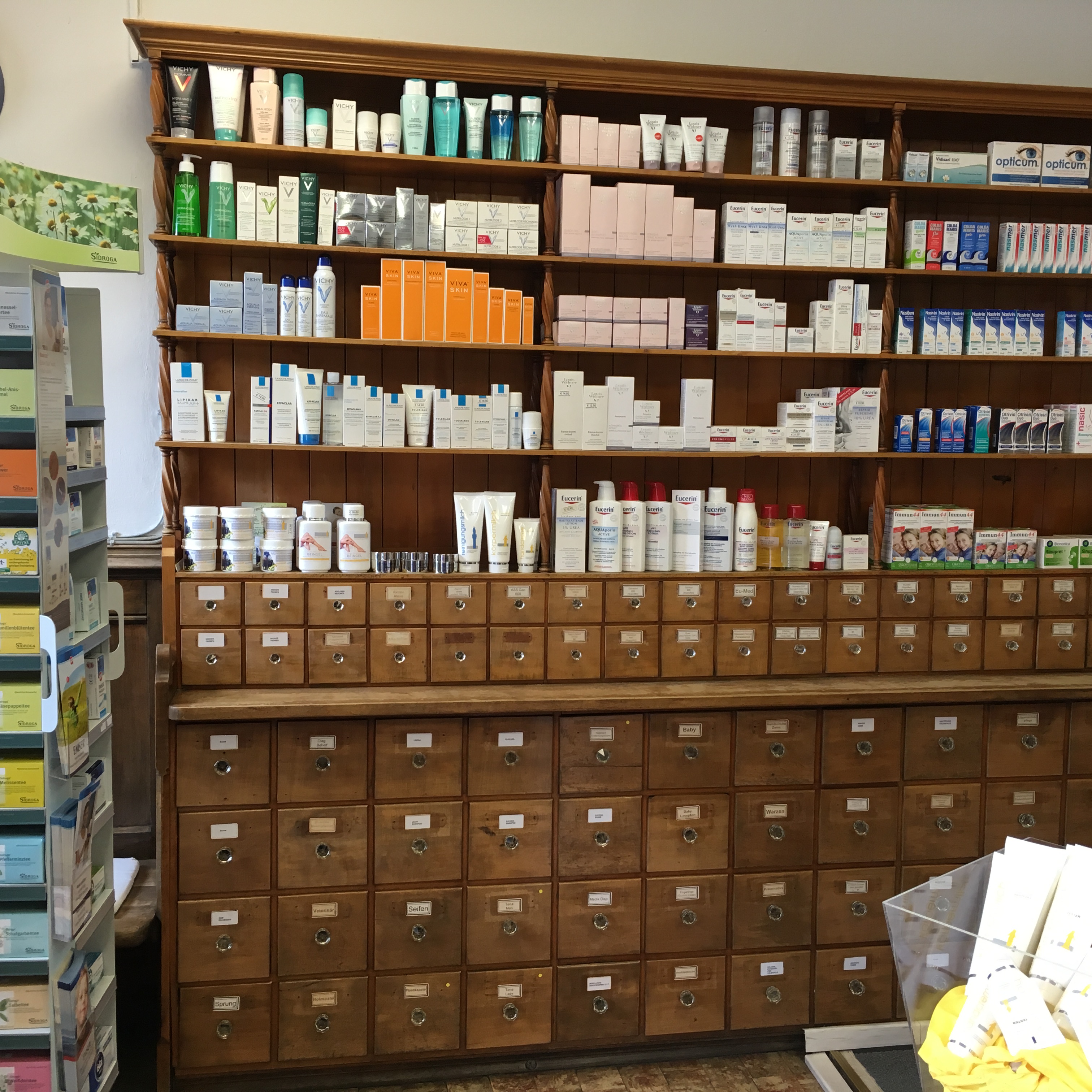 Blick auf den Innenraum der Apotheke in der Innstraße 5 kurz vor der Schließung des Standortes.