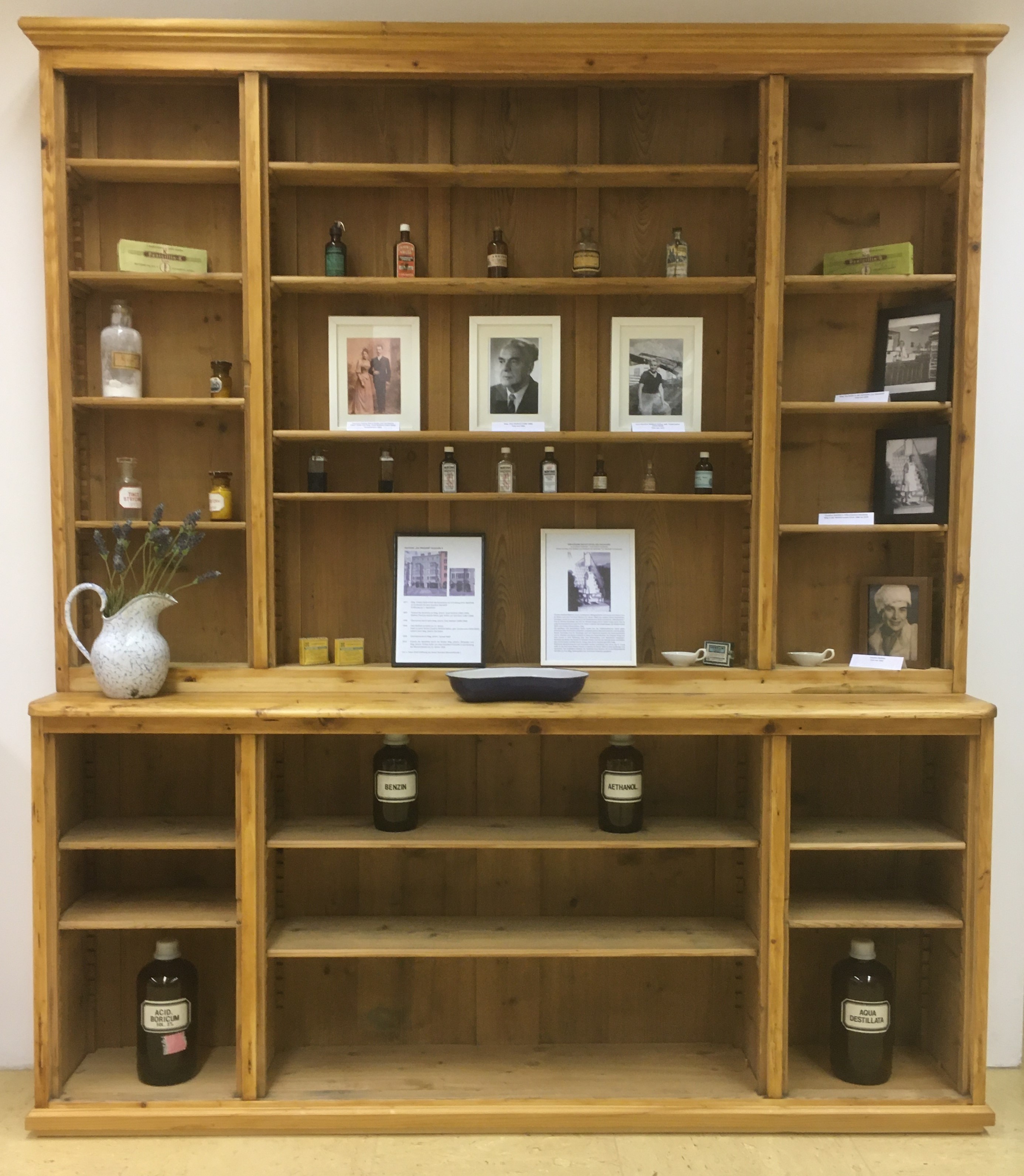 Das Mobiliar der Malfatti-Apotheke im Depot II des Freundeskreis Pesthaus.