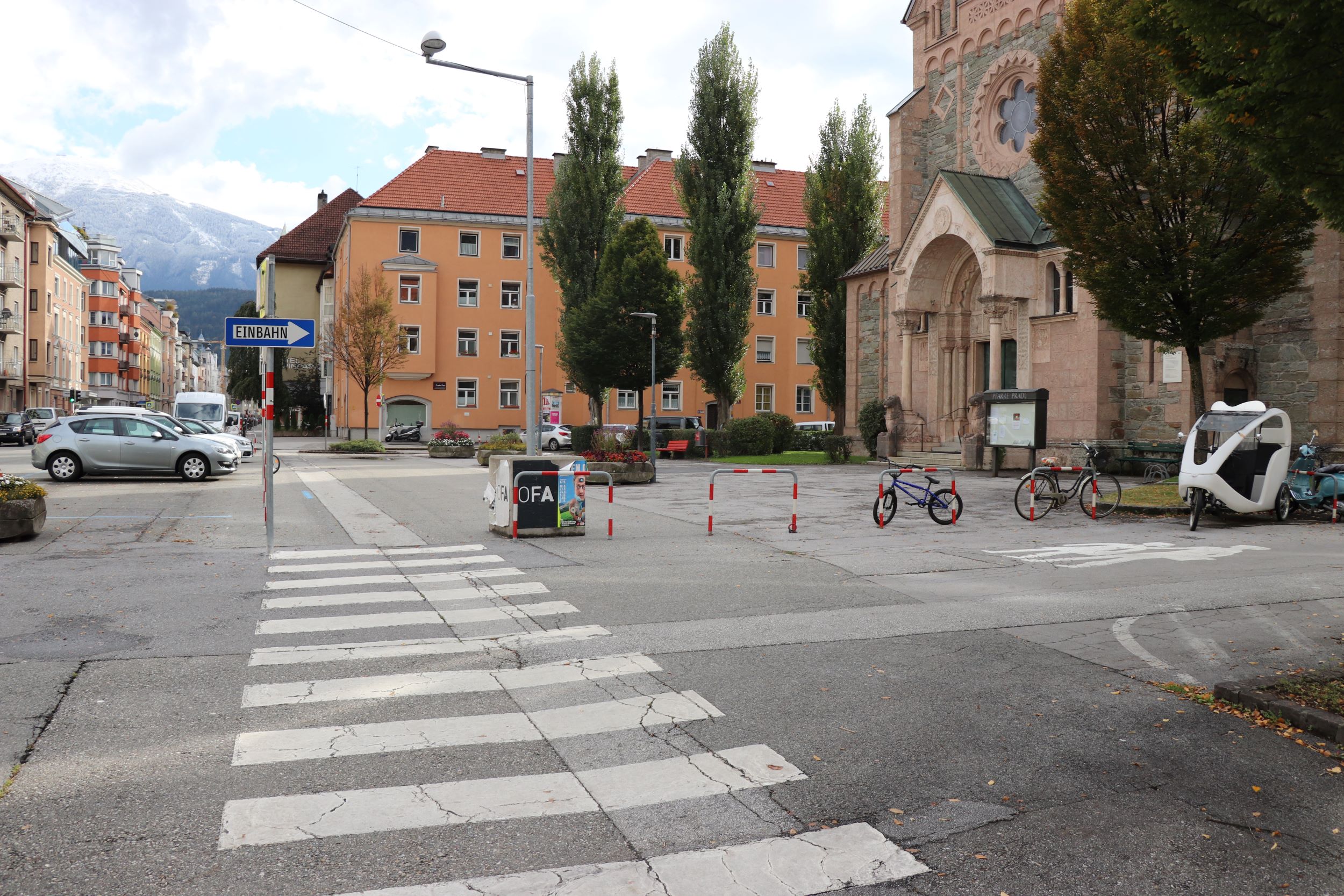 Der Platz zwischen Pfarrkirche und Pradler Straße vor der Sanierung: Die Blumentröge aus Beton werden entfernt, der Platz wird begrünt.