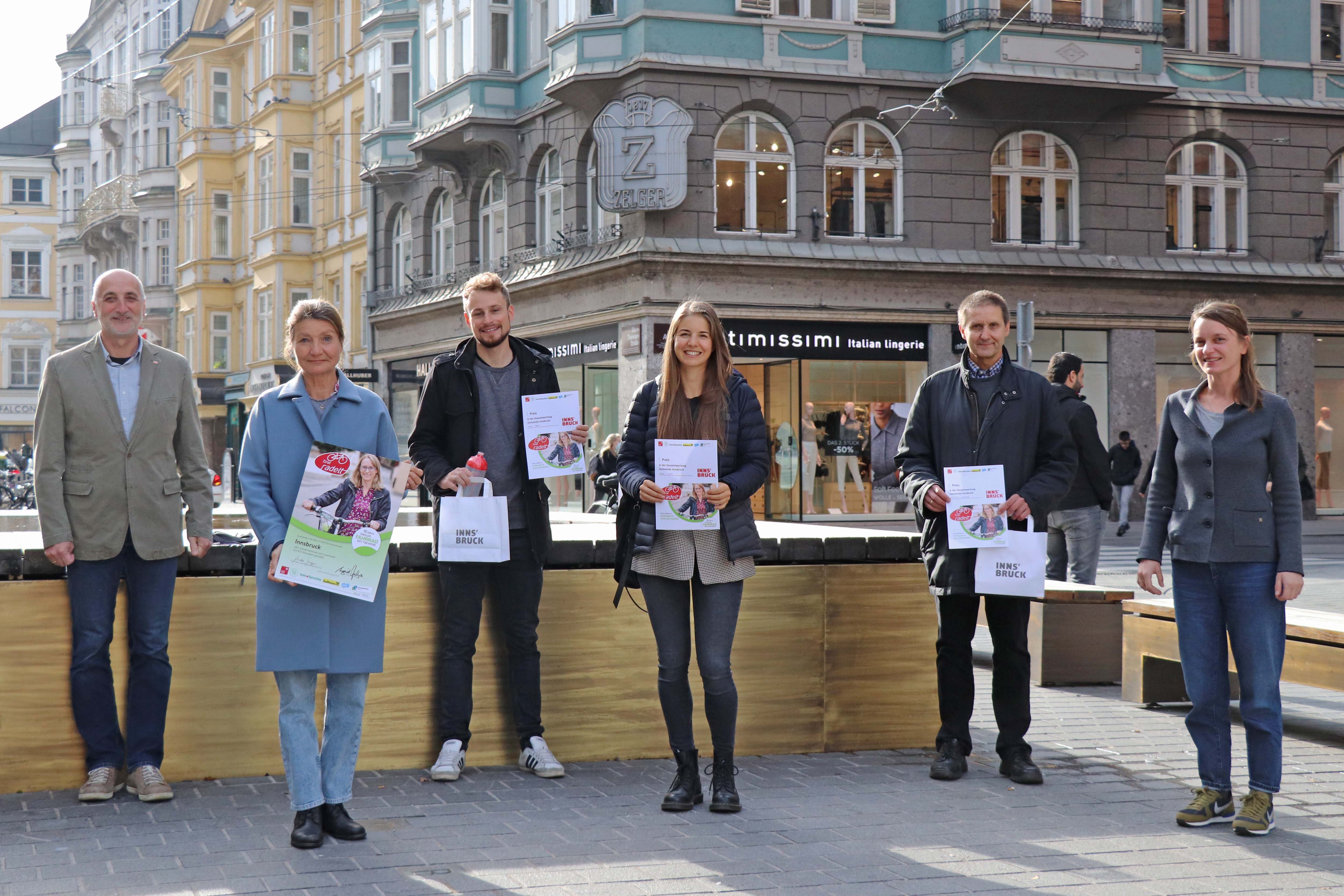 Anna Lang (1. Platz; M.), Christian Kremser (2. Platz; 2.v.r.) und Roman Schöggl (3. Platz; 4.v.r.) radelten zusammen knapp 9.000 Kilometer. Vizebürgermeisterin Uschi Schwarzl (2.v.l.) überreichte den GewinnerInnen gemeinsam mit Teresa Kallsperger (r.) und Christian Schoder (l.) von der städtischen Fuß- und Radkoordination Gutscheine im Gesamtwert von 1.000 Euro.