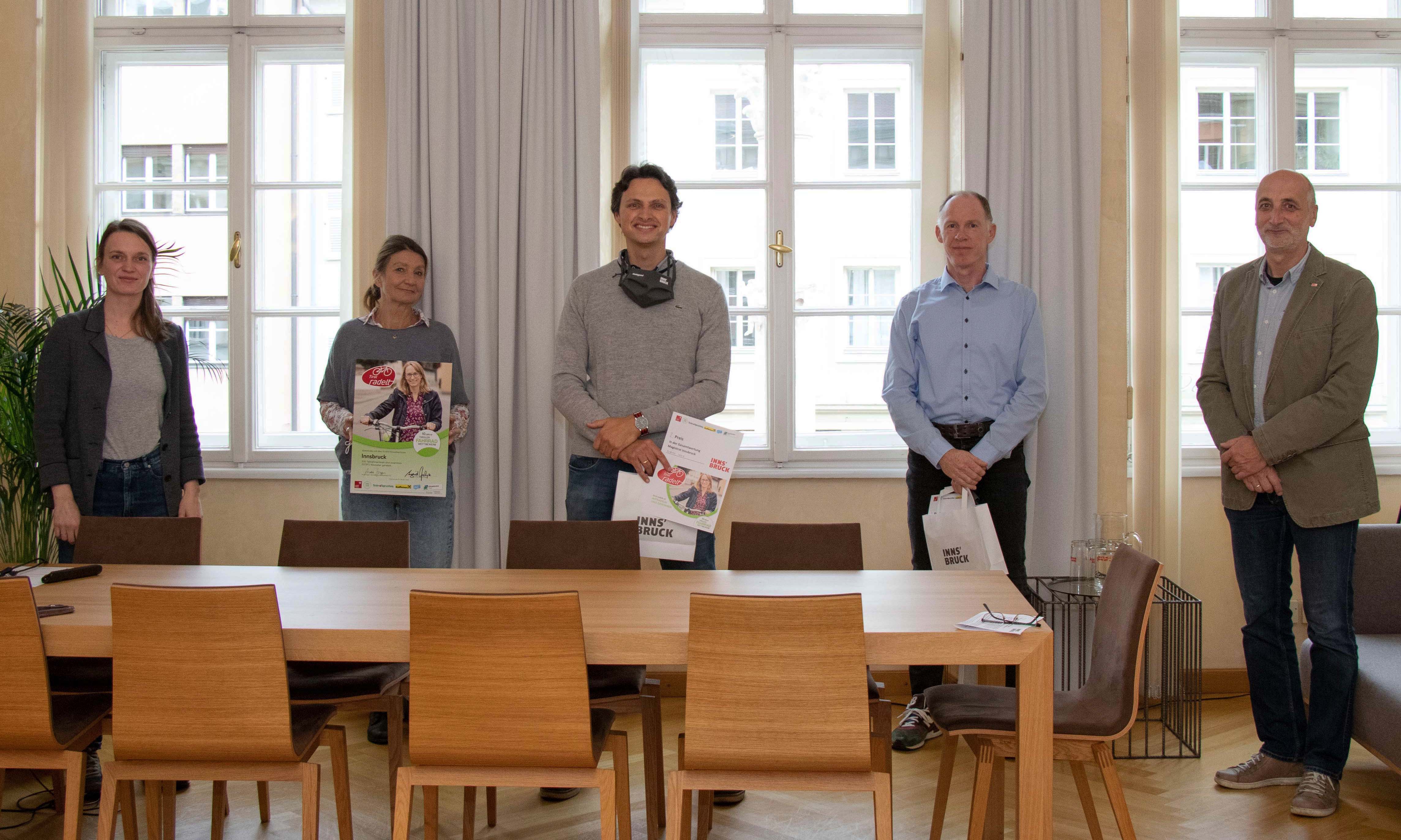 Vizebürgermeisterin Uschi Schwarzl (2.v.l.), Teresa Kallsperger (l.) und Christian Schoder (Fuß- und Radkoordination; r.) gratulierten den Gewinnern aus dem Innsbrucker Stadtmagistrat, Florian Wolf (M.) und Christoph Stolz (2.v.r.).