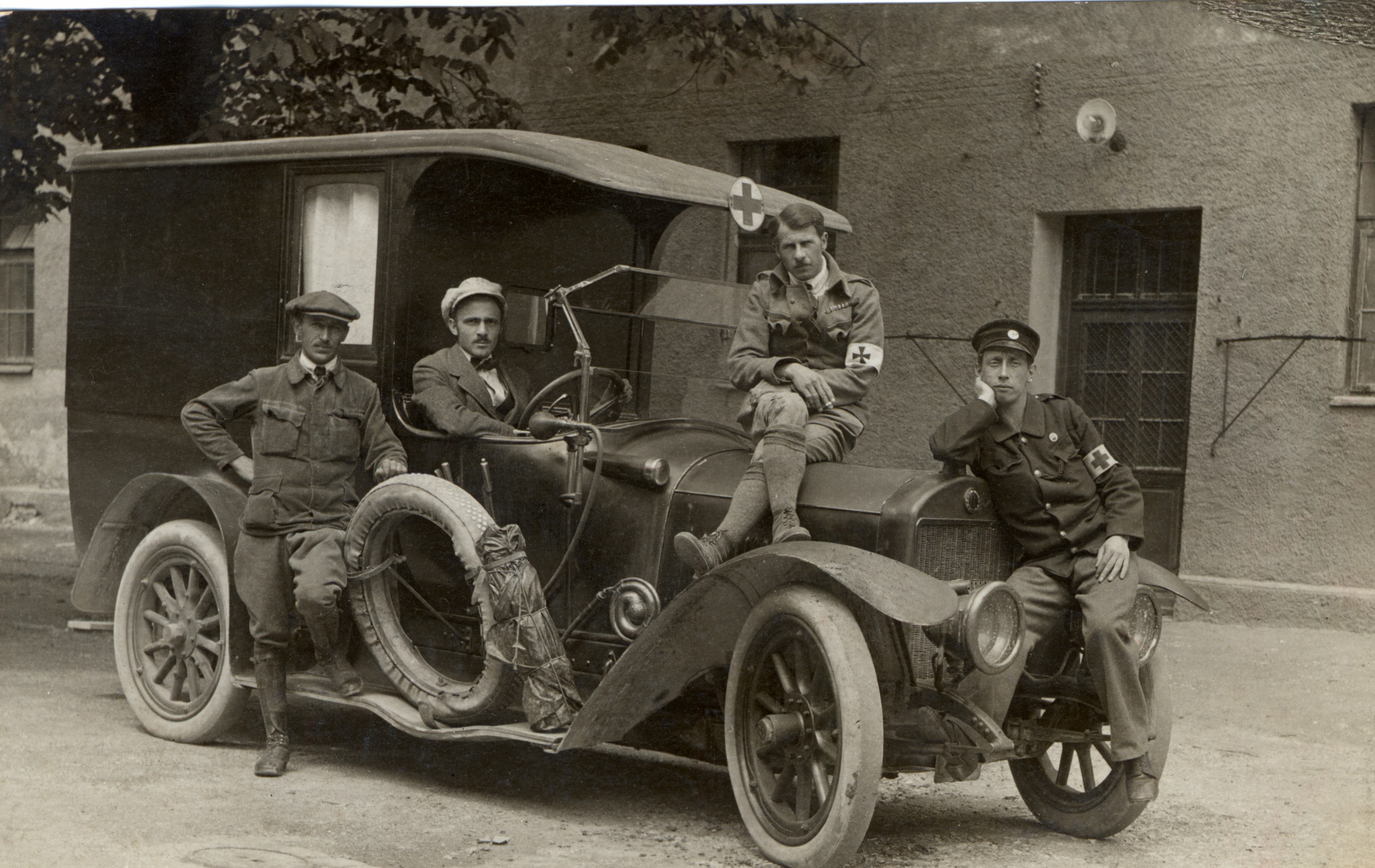 Mitglieder der Freiwilligen Rettungsabteilung mit dem „Laurin & Clement“ – einem von damals zwei Fahrzeugen der  Rettung Innsbruck.
