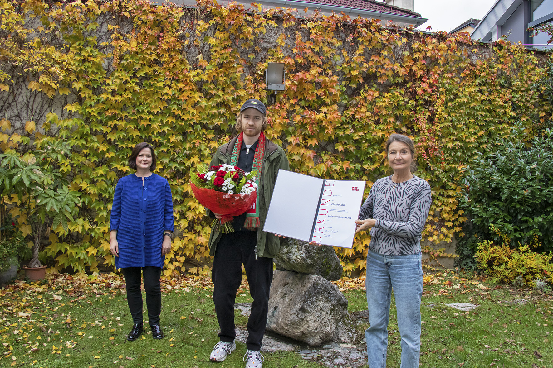 Sebastian Köck nahm den Josef-Franz-Würlinger-Preis 2020 für seine Ausstellung "Goretexian" entgegen, die im Sommer in der Galerie Plattform 6020 zu sehen war. Vizebürgermeisterin Uschi Schwarzl und Galerieleiterin Natalie Pedevilla (li.) gratulierten.