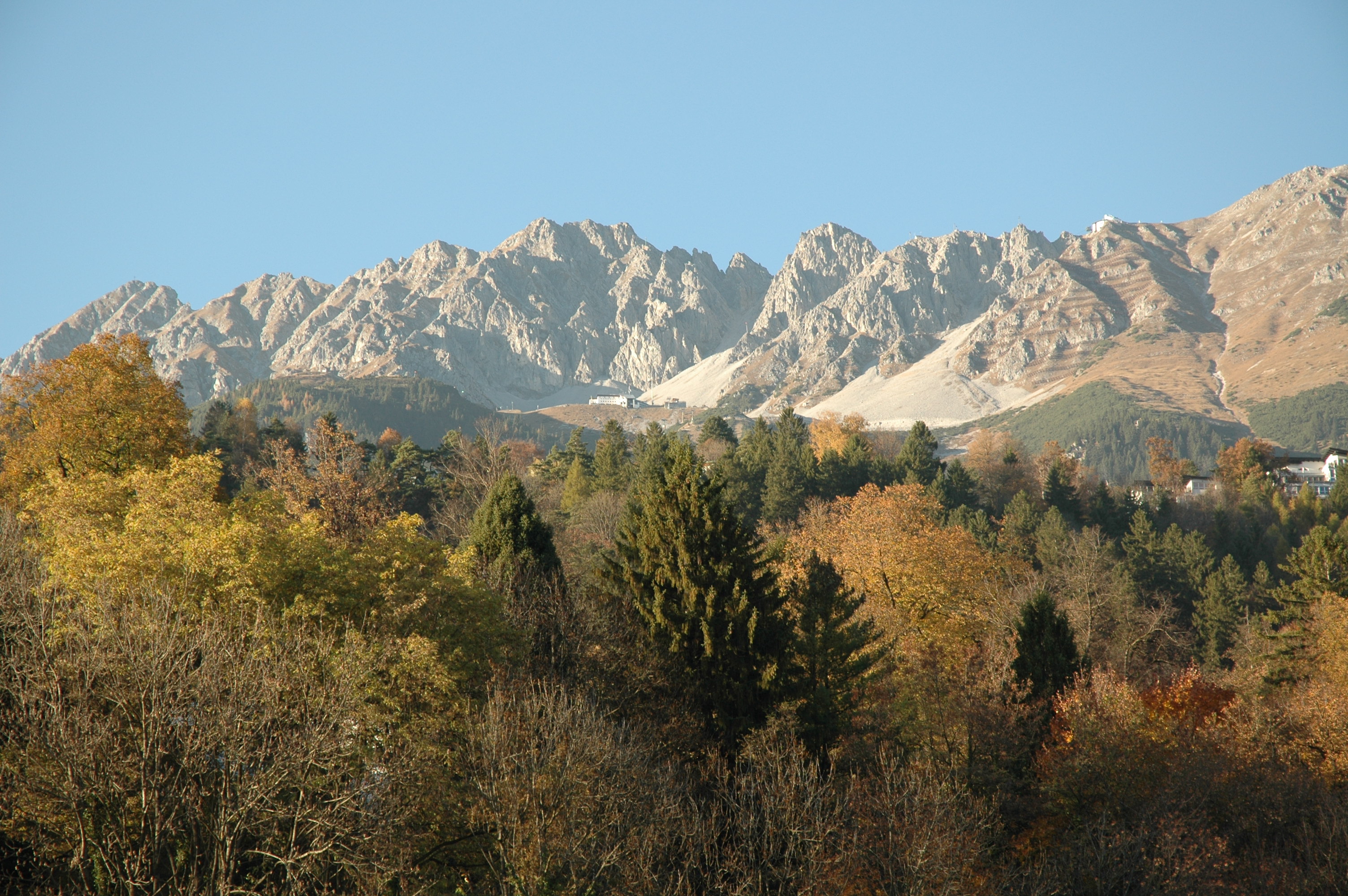 Der Höttinger-Alm-Weg auf der Nordkette ist zwischenzeitlich aufgrund von Schadholz-Arbeiten gesperrt.