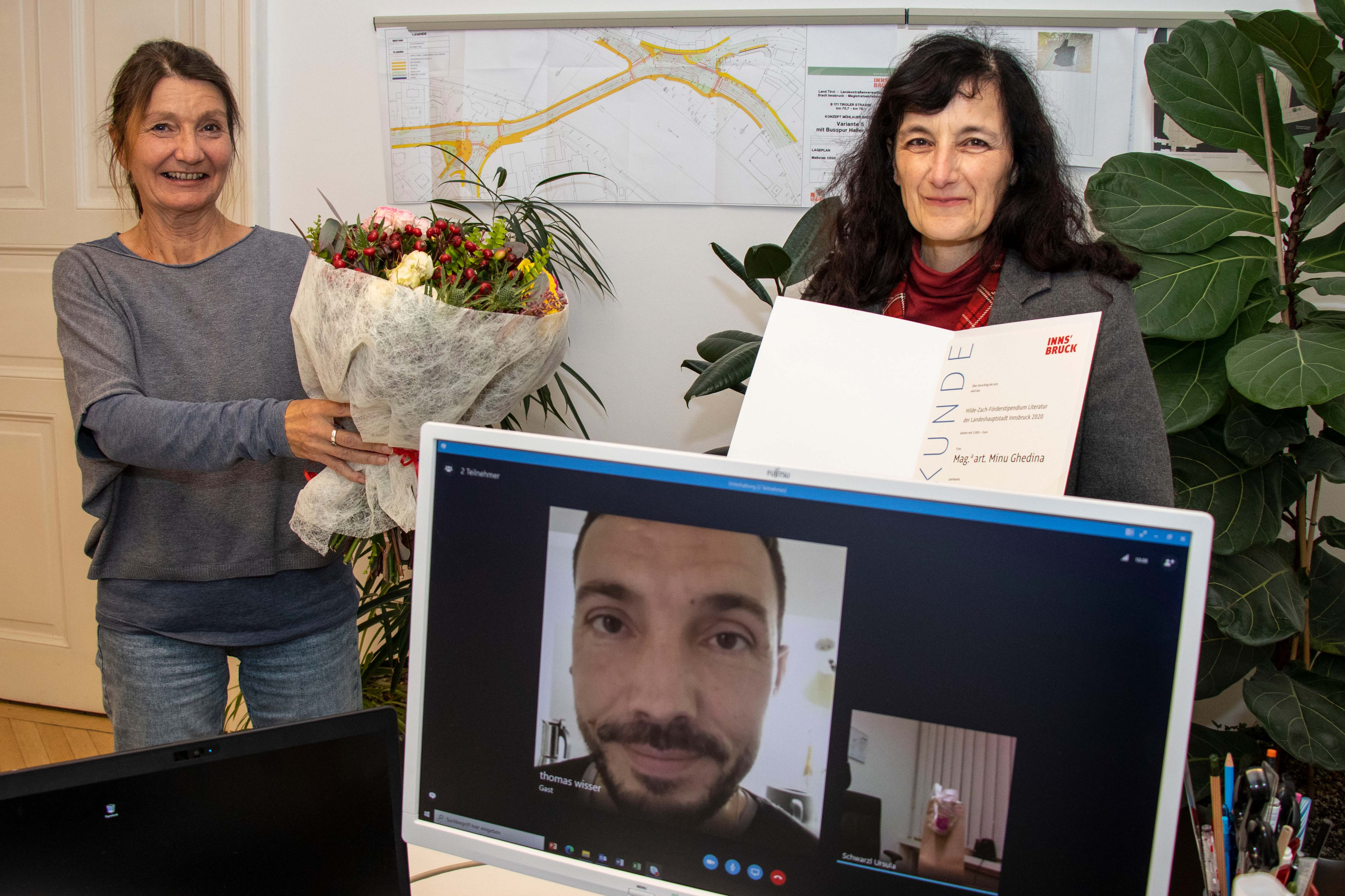 Zwei AutorInnen erhielten die Hilde-Zach-Literaturstipendien 2020 in Zeiten von Corona: Vizebürgermeisterin Uschi Schwarzl gratulierte Minu Ghedina persönlich zum Förderstipendium, Thomas Wisser virtuell zum Hauptstipendium.